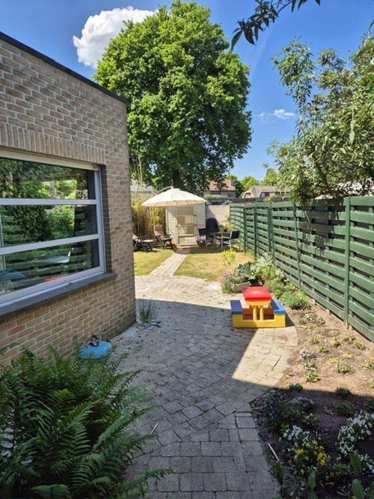 Ruime woning met 4 slaapkamers, tuin en garage in 'Sint Lucaswijk' te Ekeren.  foto 12