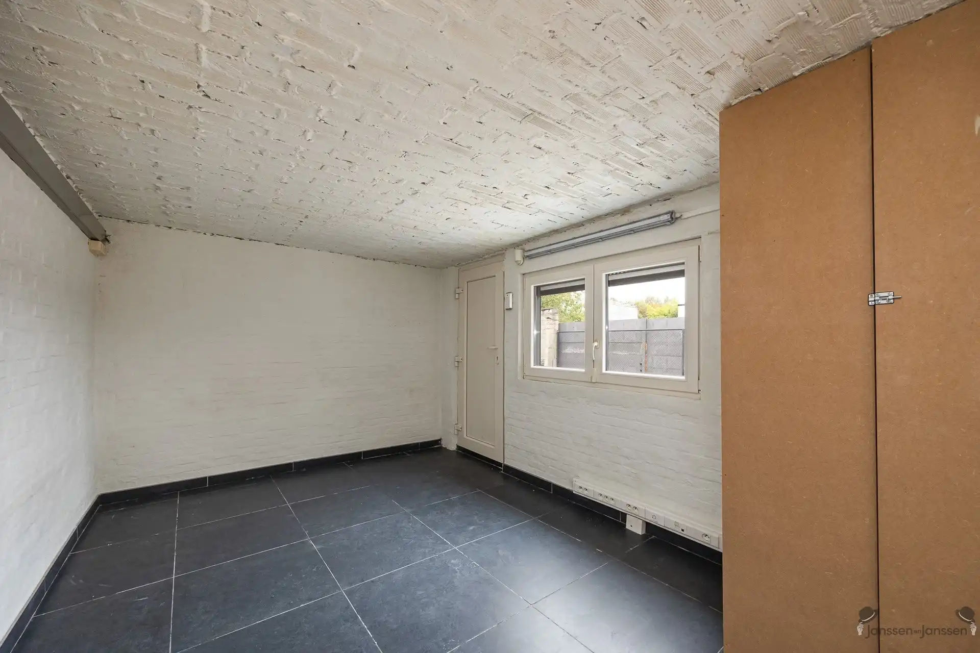 gerenoveerde woning met ruim magazijn  foto 10