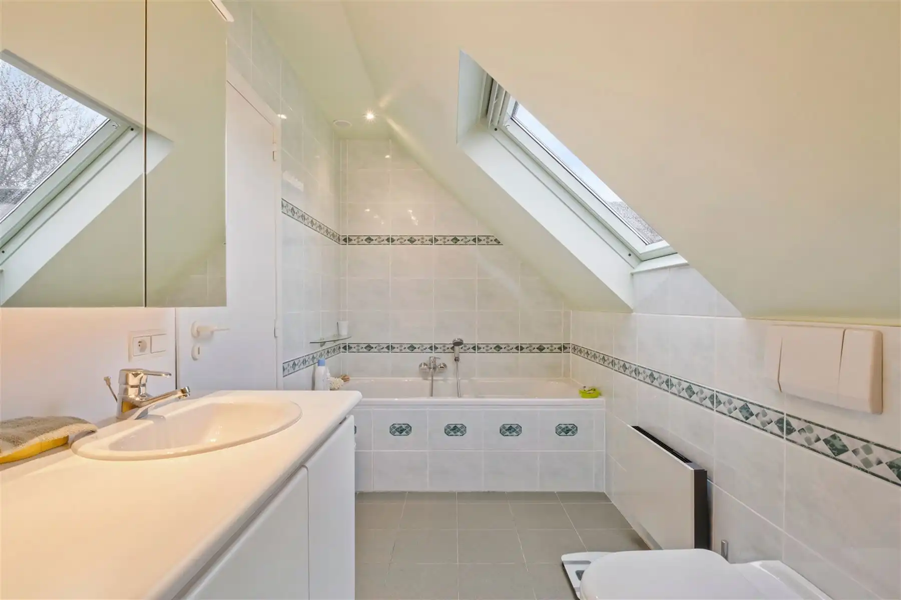 Instapklare en lichtrijke woning met zonnige tuin op 1.304 m² in Ingooigem foto 9