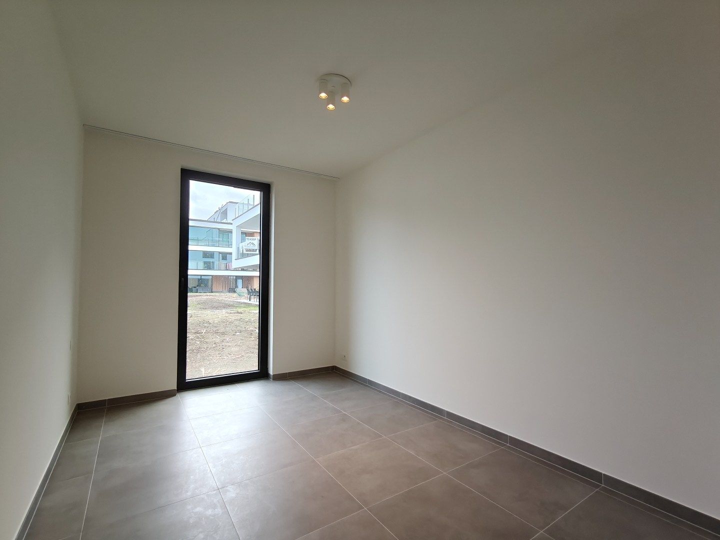 Luxe nieuwbouwappartement met tuin, 3 slaapkamers en autostaanplaats foto 11
