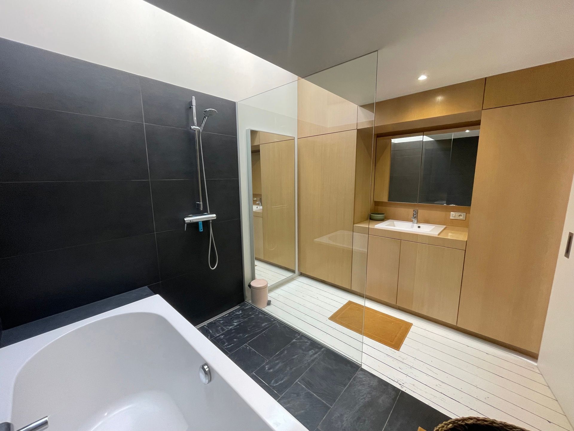 Bemeubelde loft met veel lichtinval foto 6
