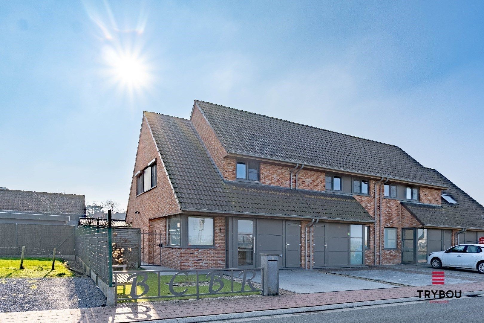 Instapklare halfopen woning in Esen met tuin en 3 slaapkamers - wordt verkocht onder registratie rechten! foto {{pictureIndex}}