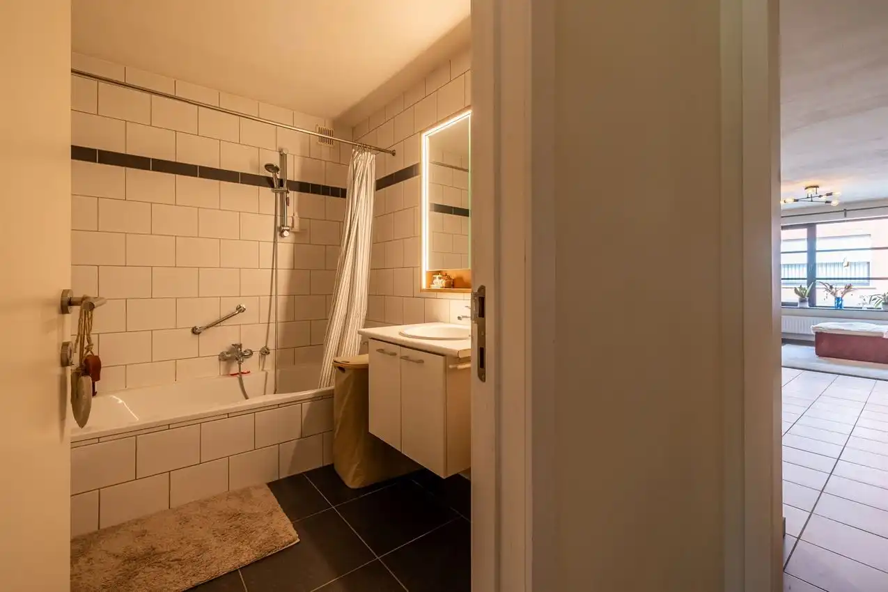 Gelijkvloers appartement met twee slaapkamers en autostaanplaats foto 8