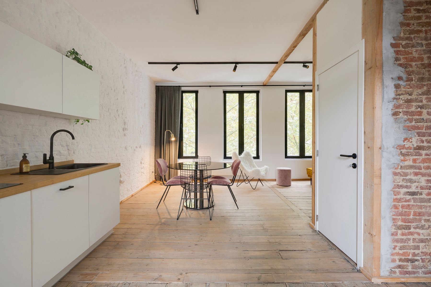 Bemeubelde cityloft met terras op het hippe Zuid foto 2