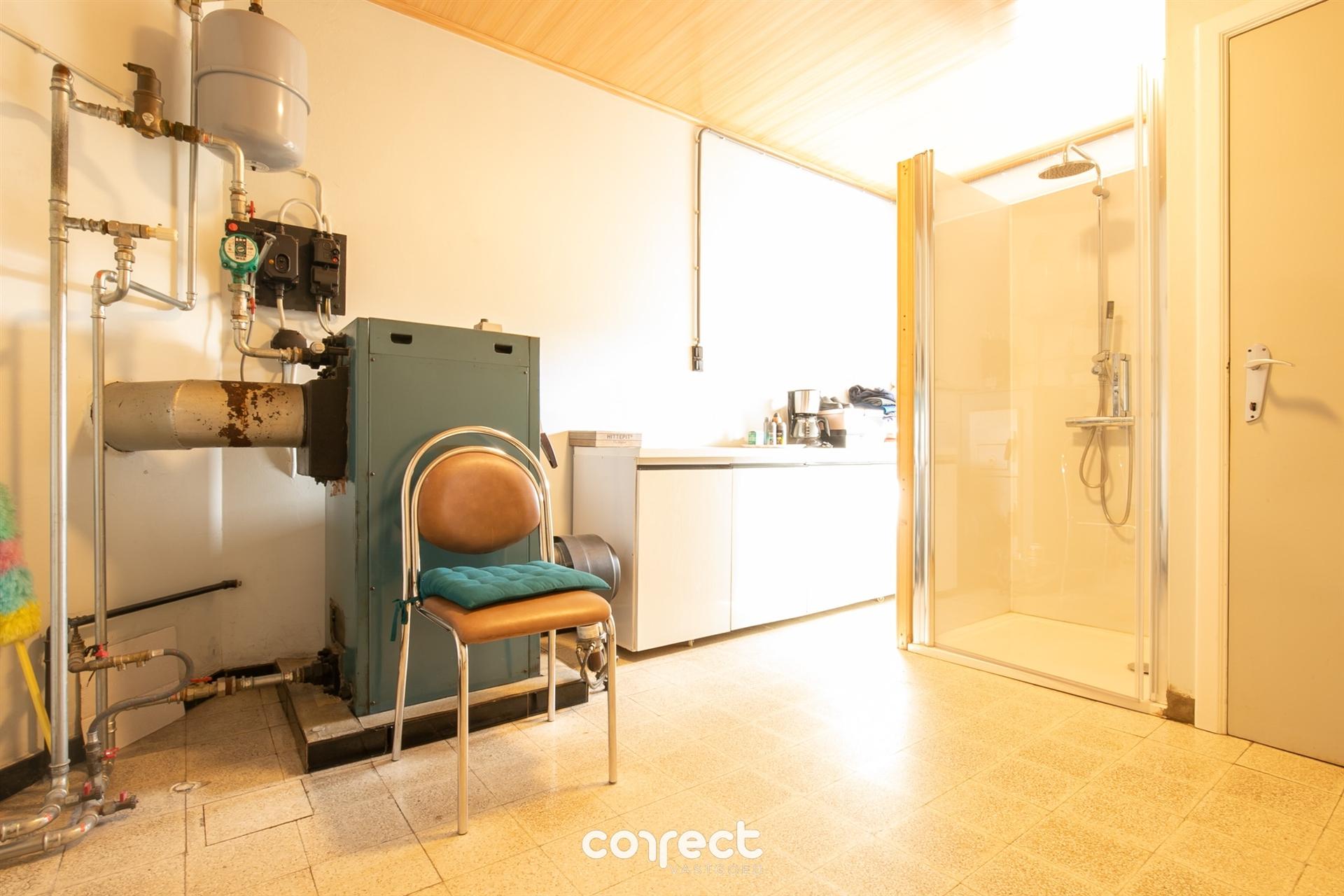 Goed onderhouden halfopen bebouwing met 4 slaapkamers, dubbele garage en tuin, vlakbij het centrum. foto 12