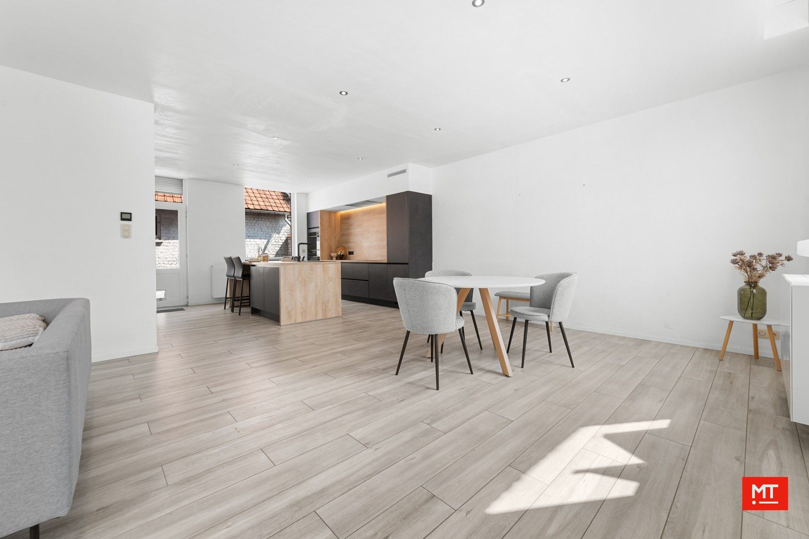 Instapklare, alleenstaande woning met 3/4 slaapkamers, tuin en garage in Zonnebeke foto 3