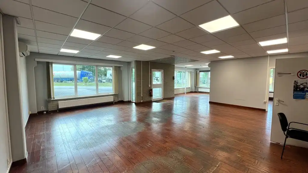 Magazijn met kantoren te huur in haven van Gent foto 6