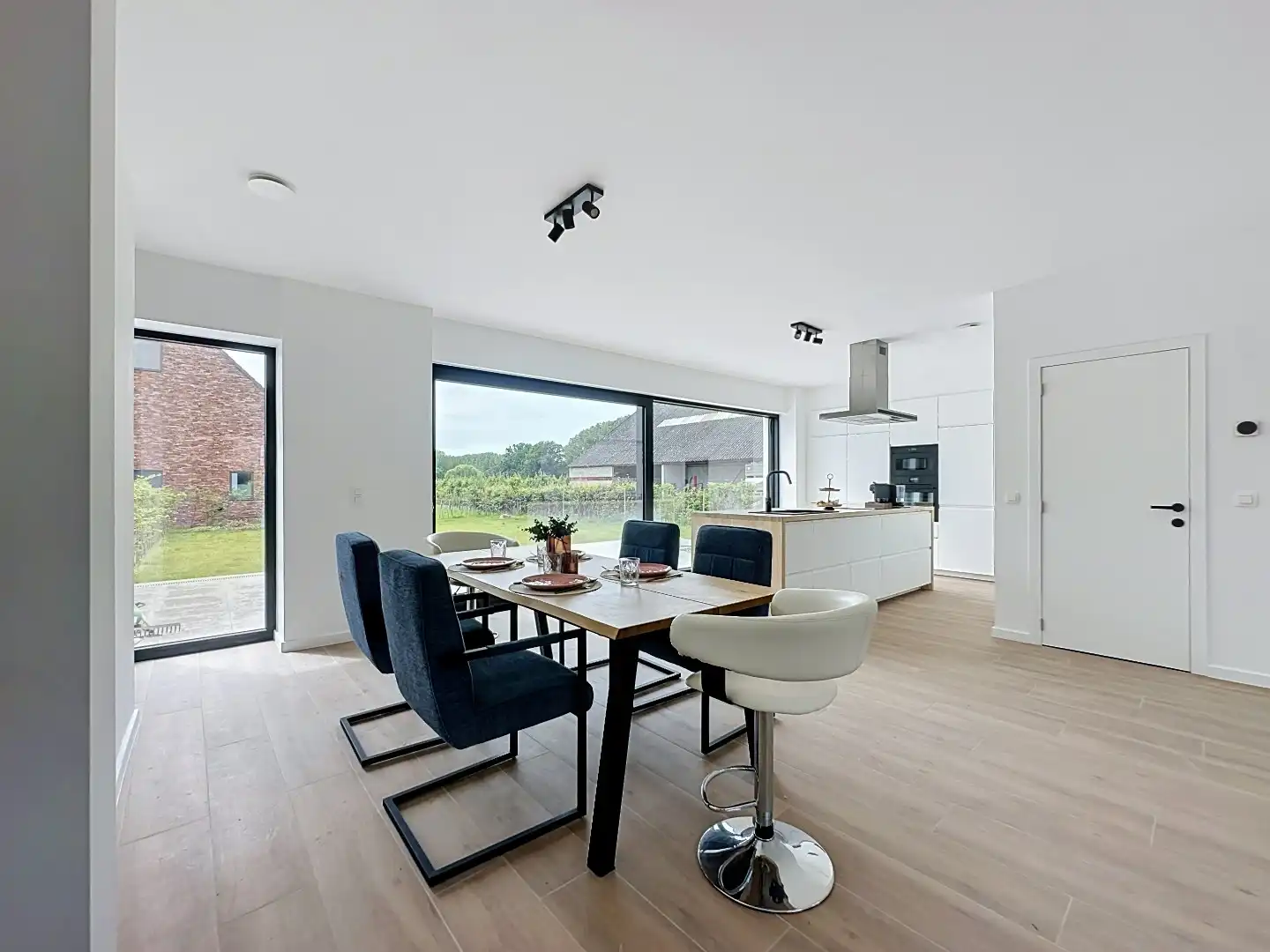Instapklare vernieuwbouwwoning in het mooie Wezemaal foto 6