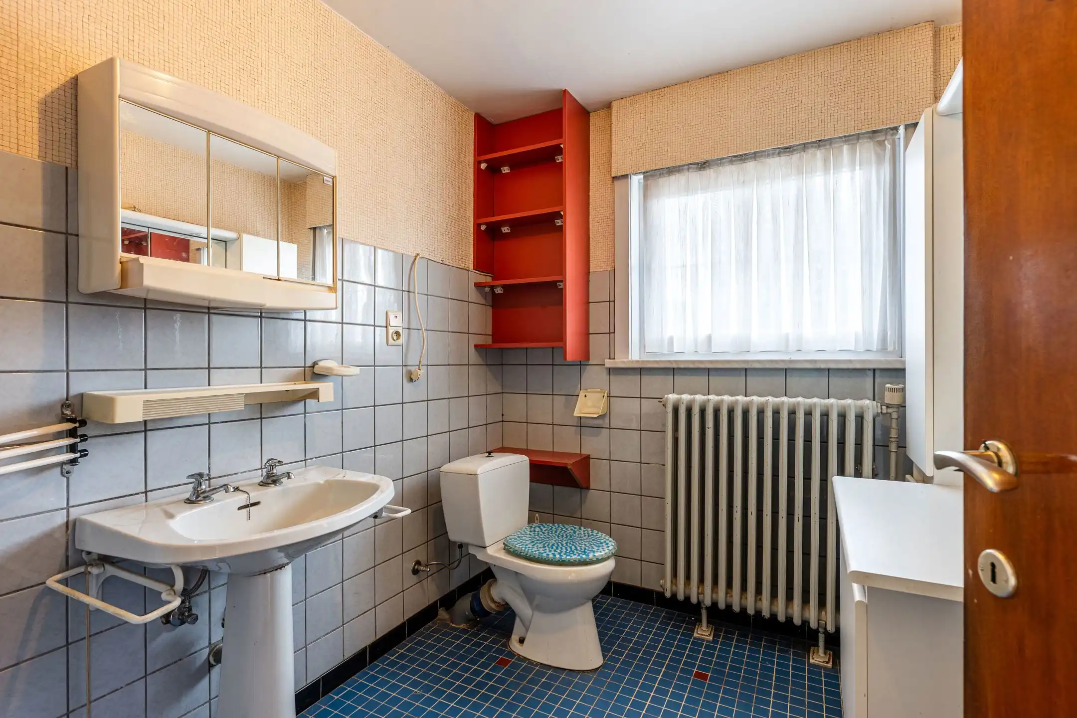 Te renoveren half open woning met veel potentieel!  foto 13