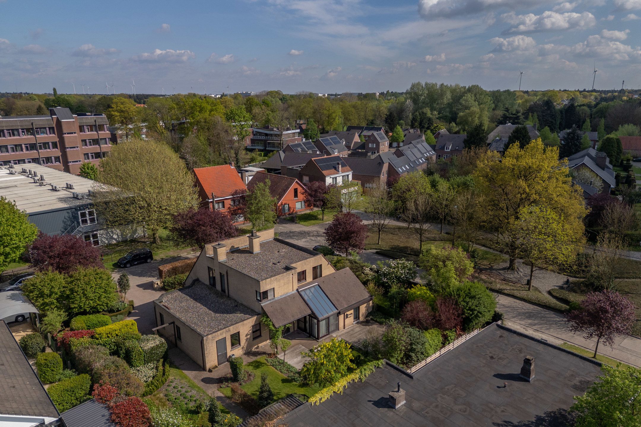 Goed onderhouden villa met 5 slpk's op perceel van 1.060m². foto 45