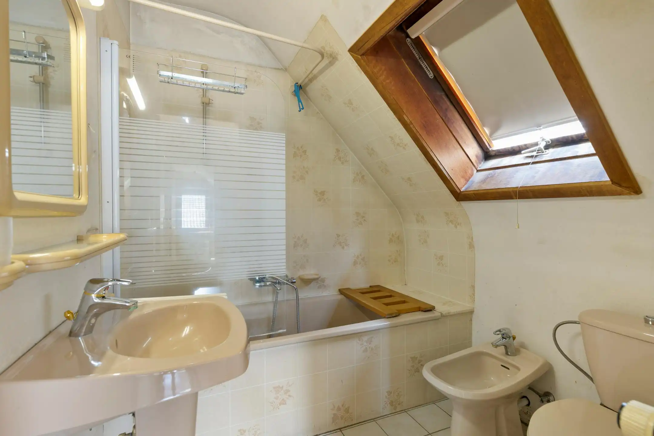 Alleenstaand huis op residentiële locatie te koop in Gullegem foto 9