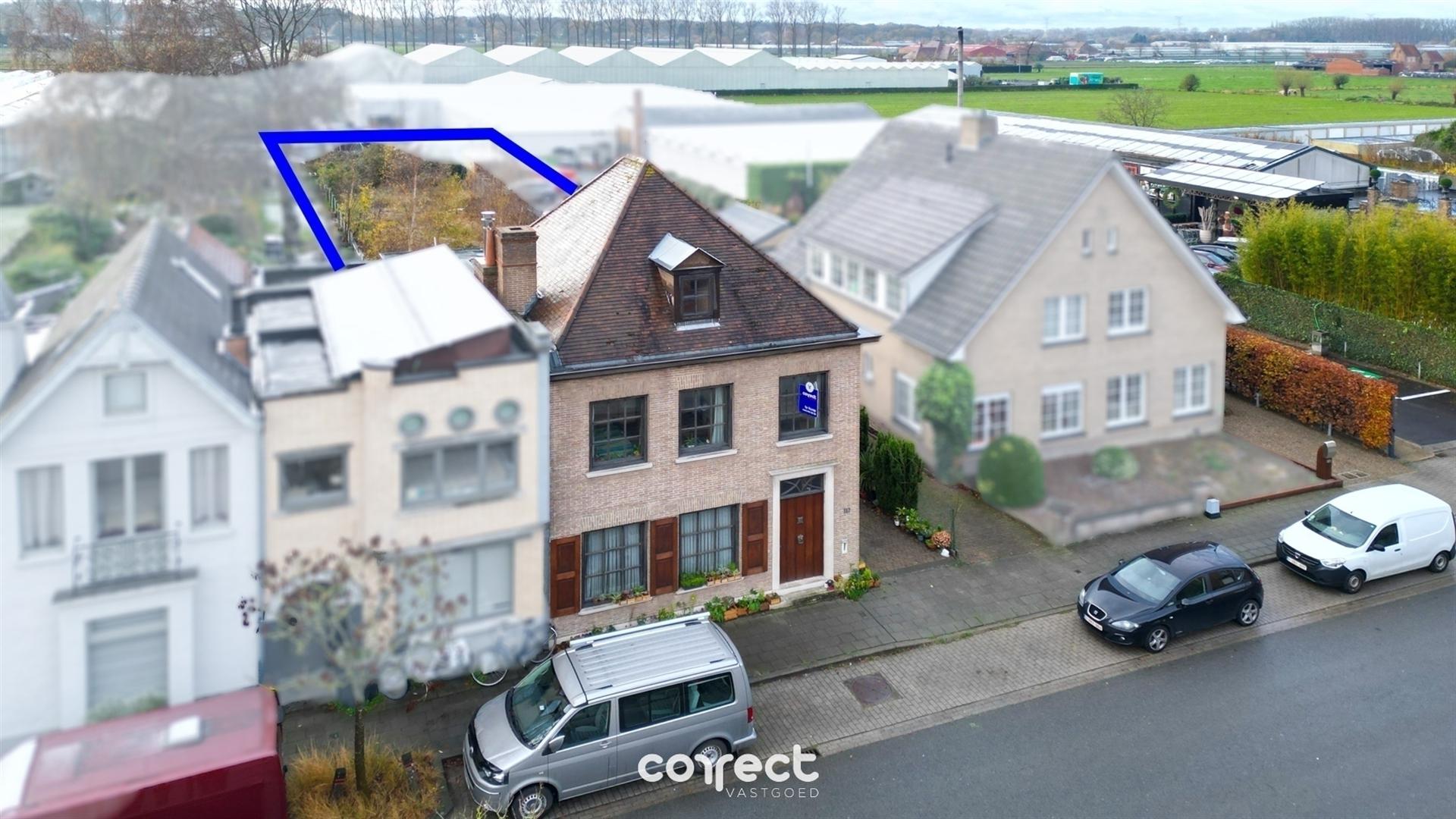 Centraal gelegen burgerwoning met garage, groot bijgebouw en ruime tuin. foto {{pictureIndex}}