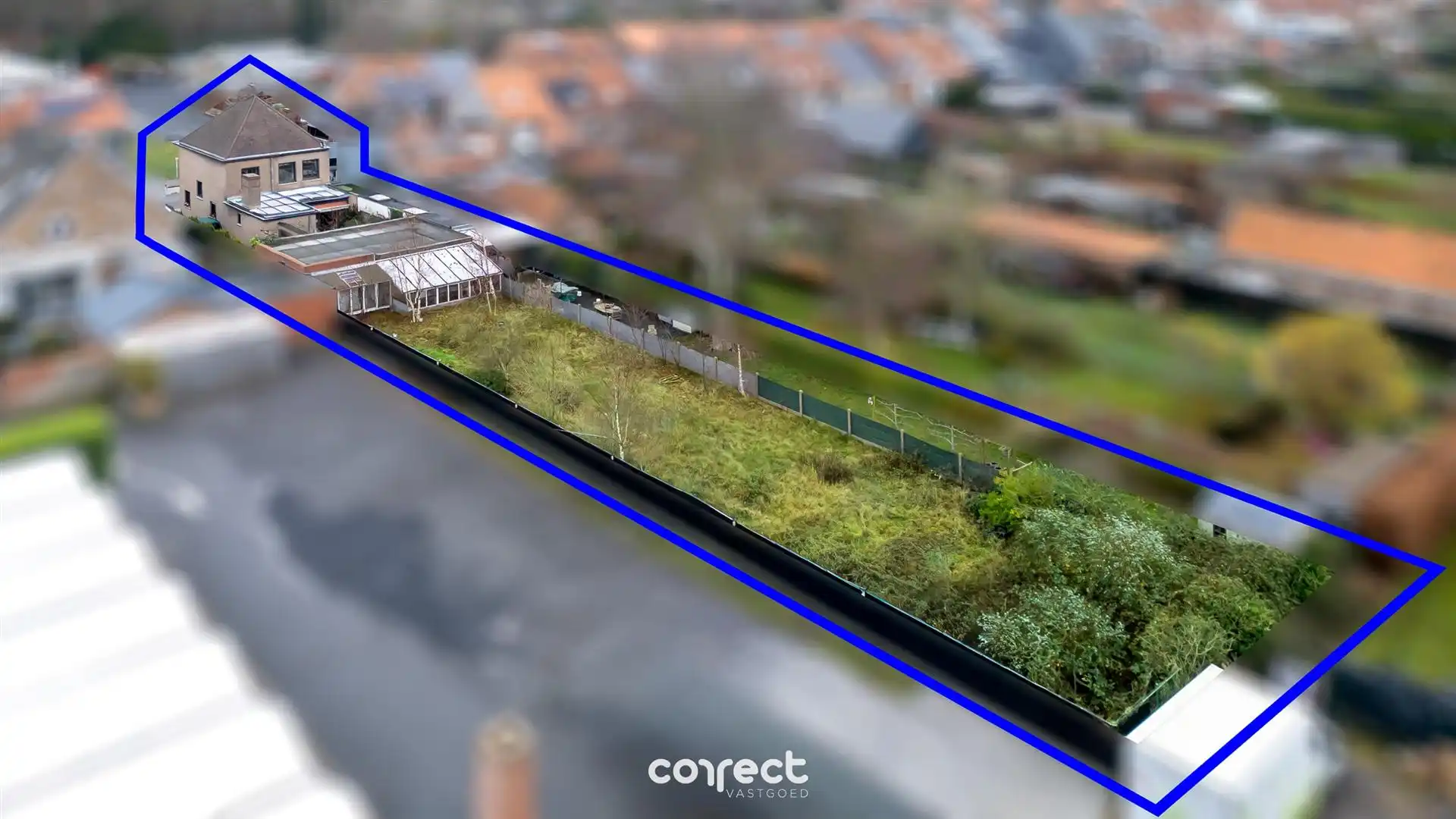 Centraal gelegen burgerwoning met garage, groot bijgebouw en ruime tuin. foto {{pictureIndex}}