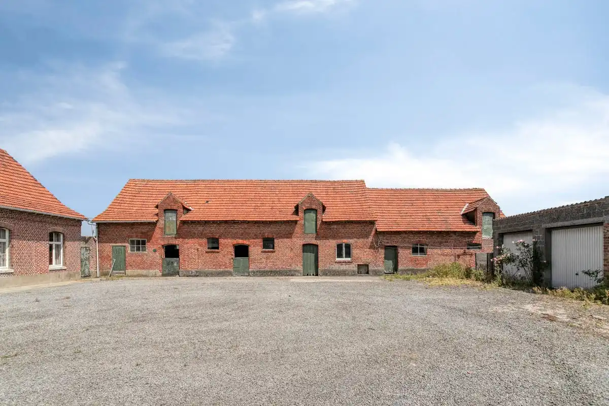 Te renoveren hoeve met landbouwgrond te koop in Wervik!  foto 2