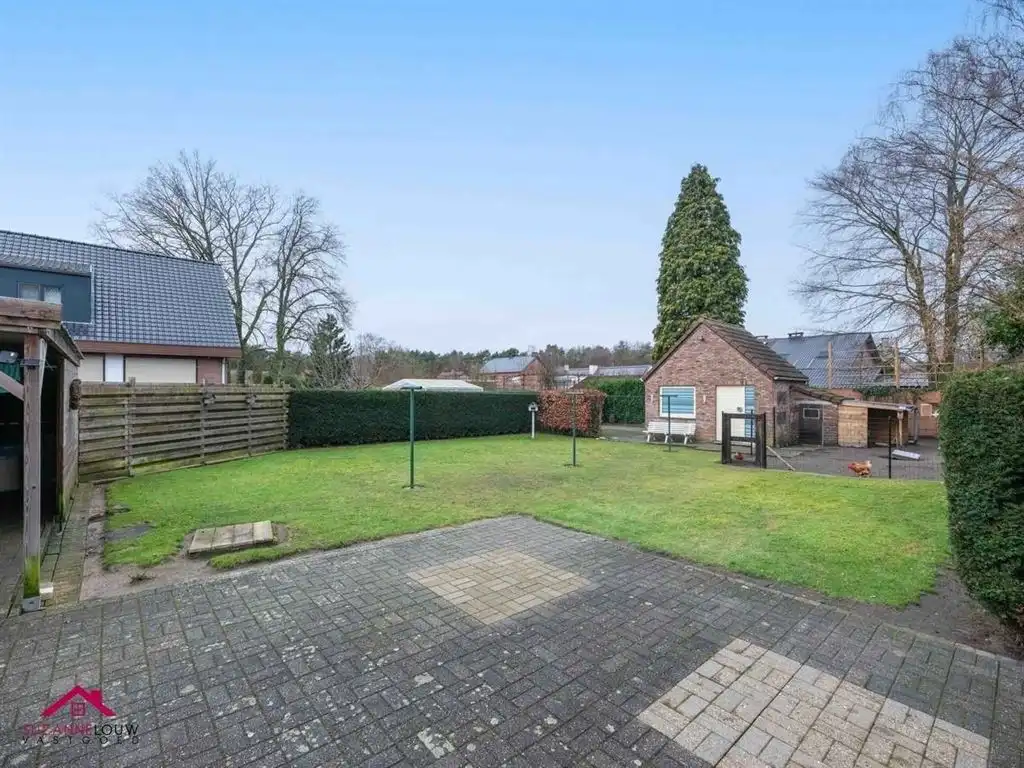 Charmante, vrijstaande woning met garage, carport en tuinhuis foto 7