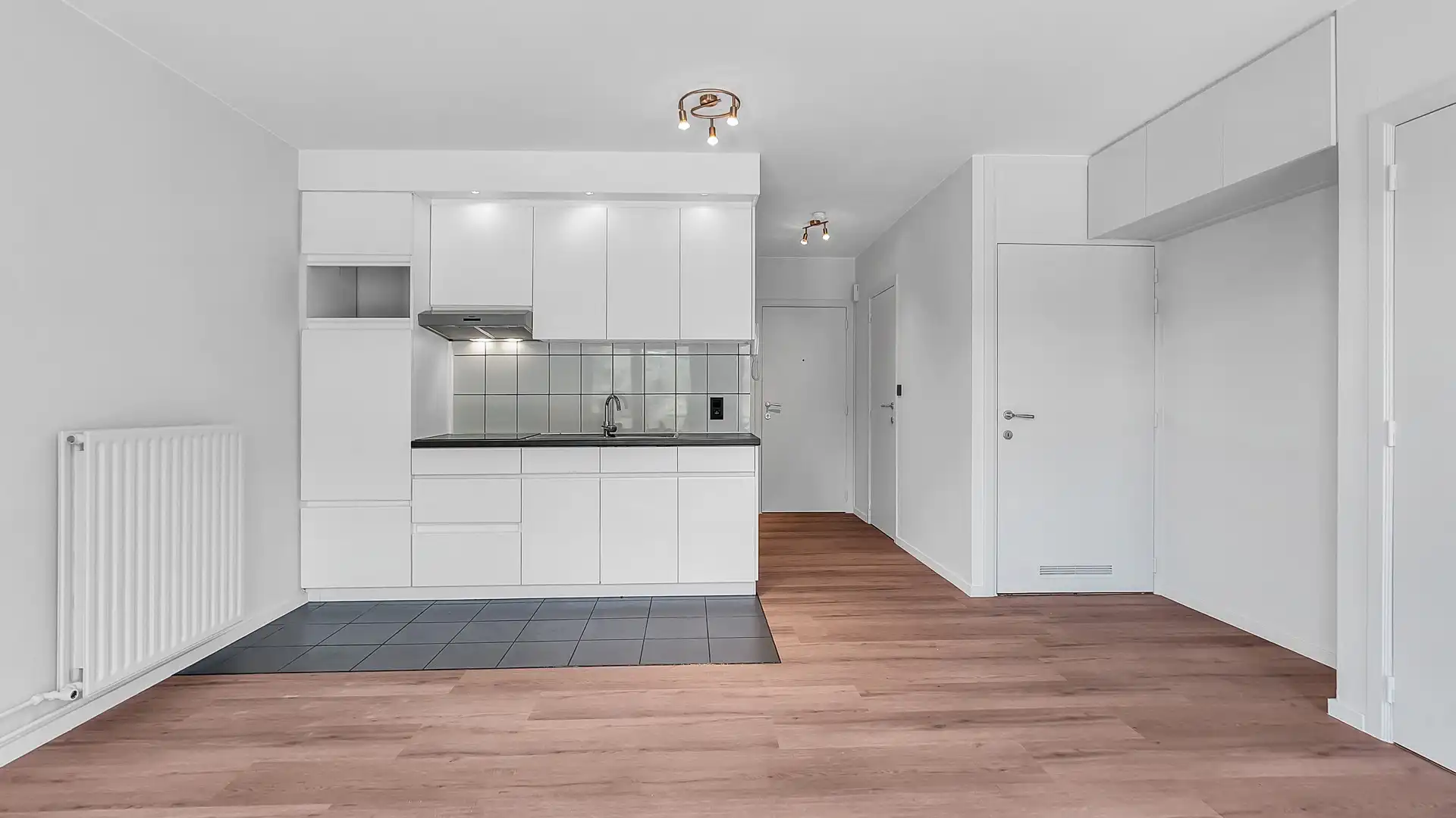 Instapklaar appartement met garage in Genk foto 4