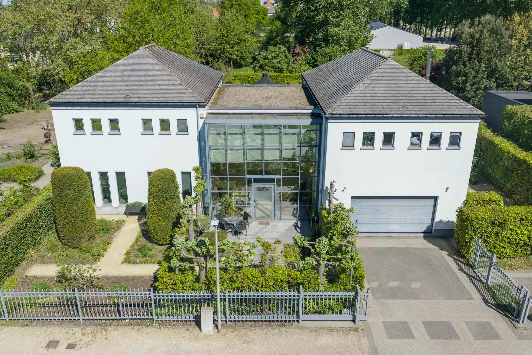 MODERNE VILLA MET 5 SLAAPKAMERS EN ONDERHOUDSVRIENDELIJKE TUIN foto 2