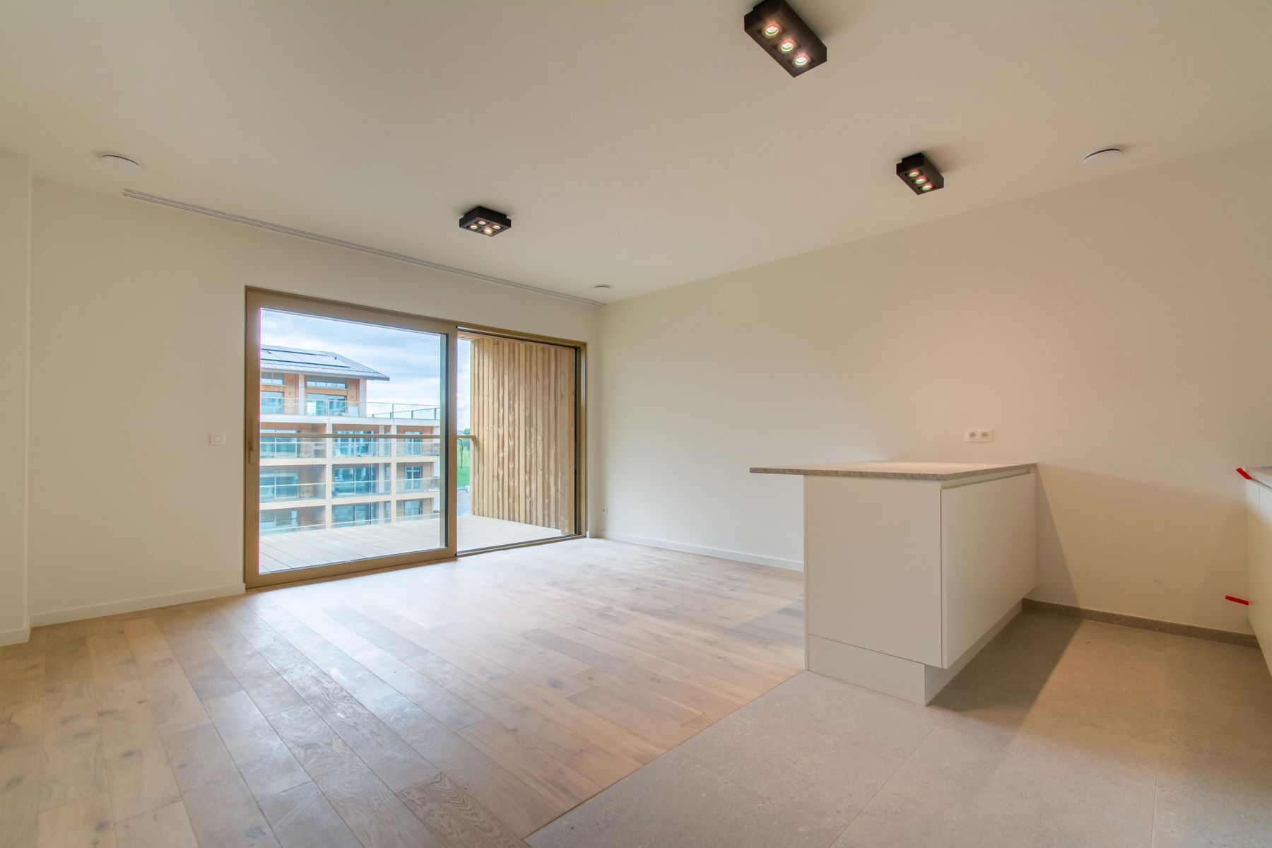 Ongemeubeld 1 slaapkamer app. met mooi terrras foto 2