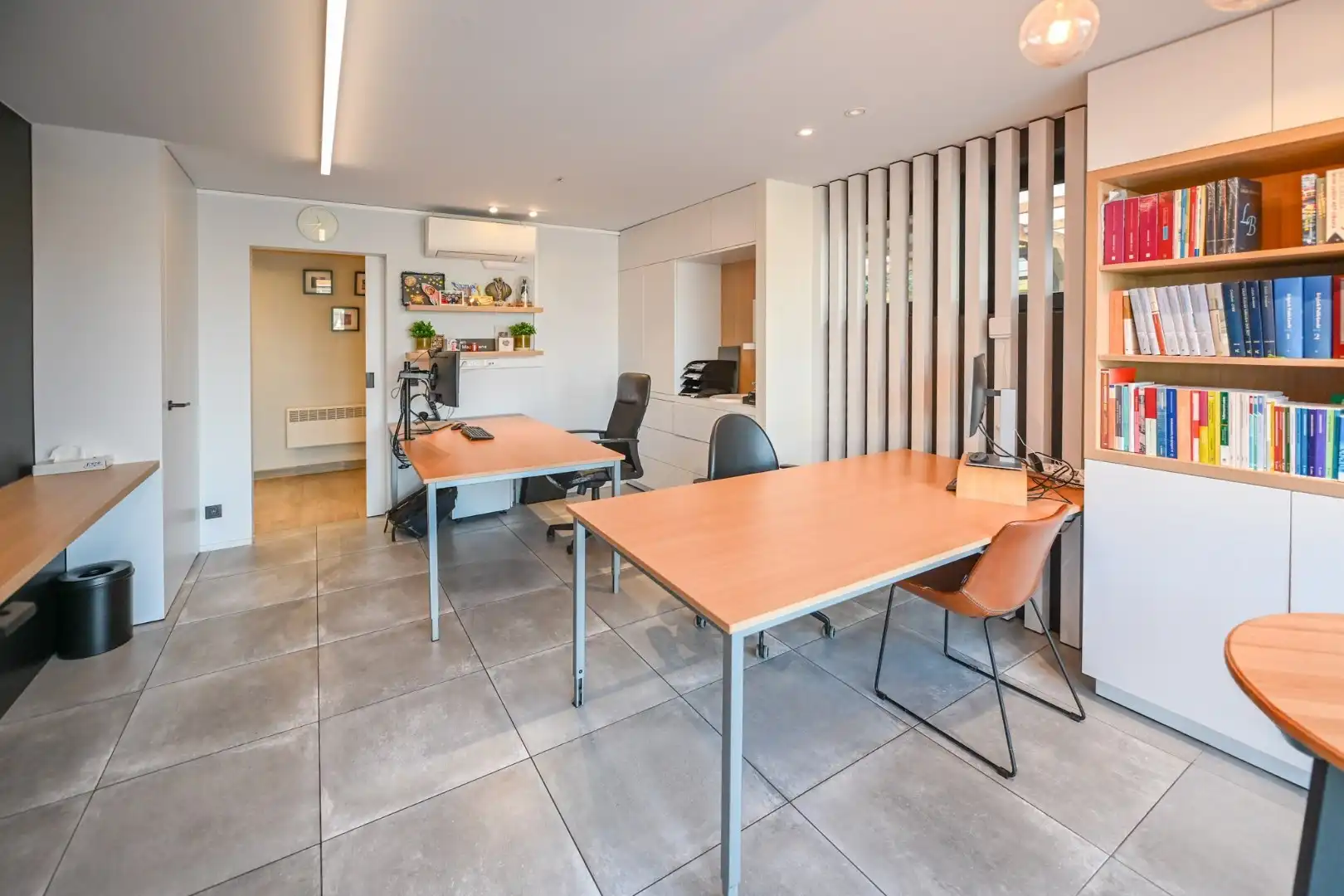 Perfect instapklare woning met 4 slaapkamers en kantoor/praktijkruimte met aparte ingang (21 m²) foto 4