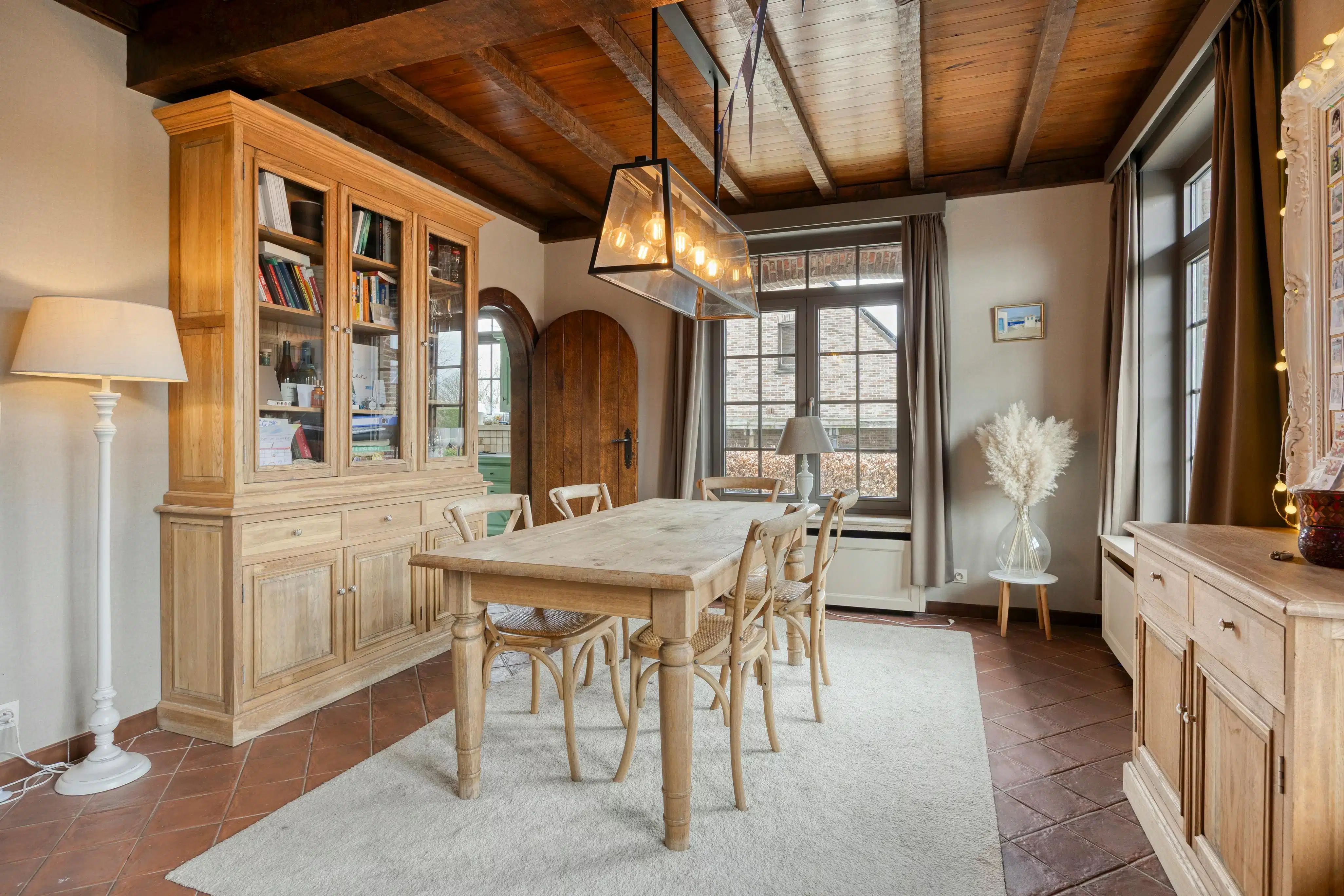 Karaktervolle gezinswoning op toplocatie te koop in Eeklo foto 3