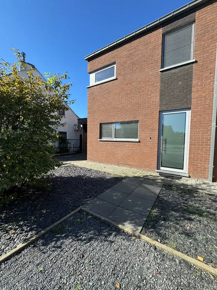 Verrassend ruime gezinswoning met vier slaapkamers, zonnig terras en carport foto 2