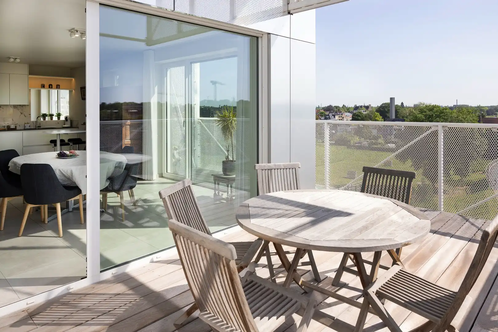 Lichtrijk wonen op de 5de verd. van een iconische woontoren. foto {{pictureIndex}}