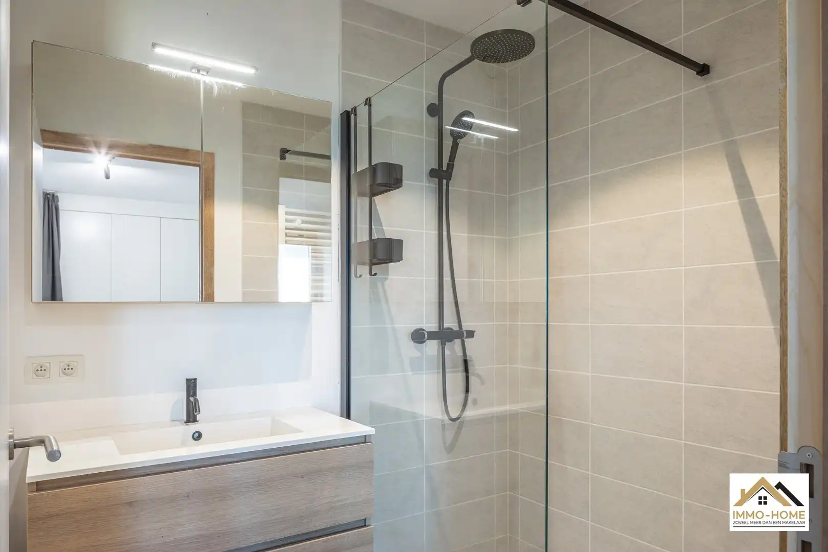 Instapklaar modern appartement met autostaanplaats foto 12