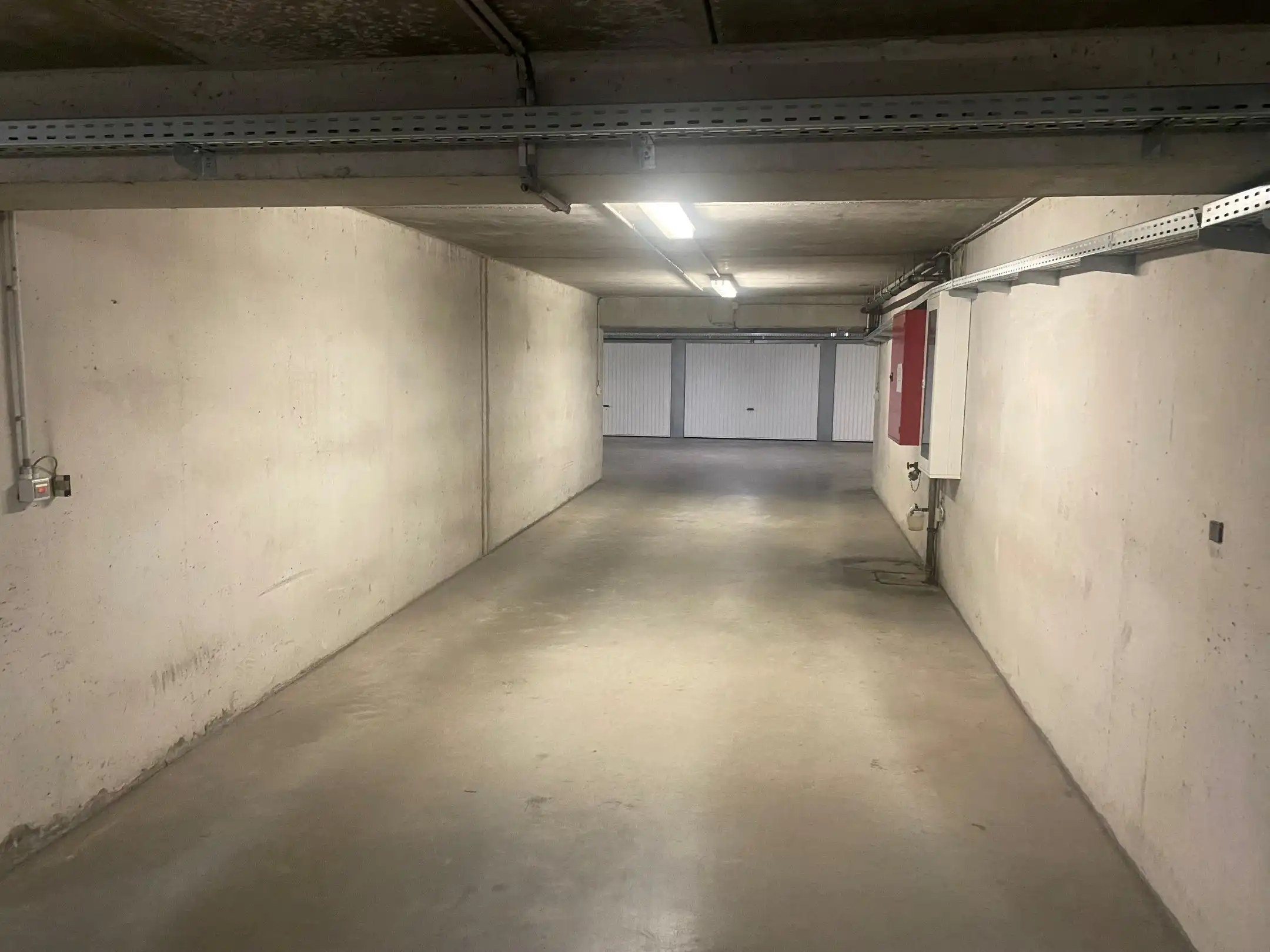 Ruime garagebox (niveau -1 , 8m90 diep) gelegen in de Gasmeterstraat foto 7