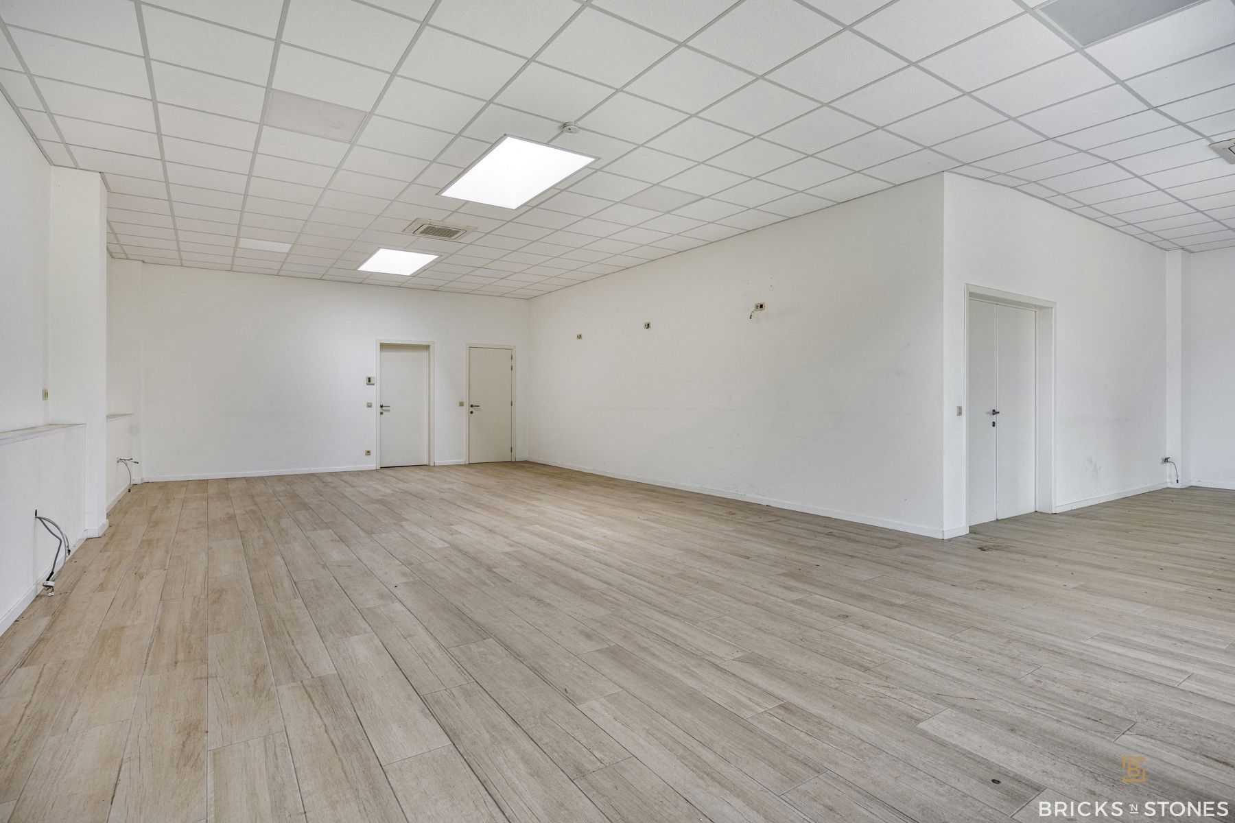 Instapklare woning met riante handelsruimte! foto 17