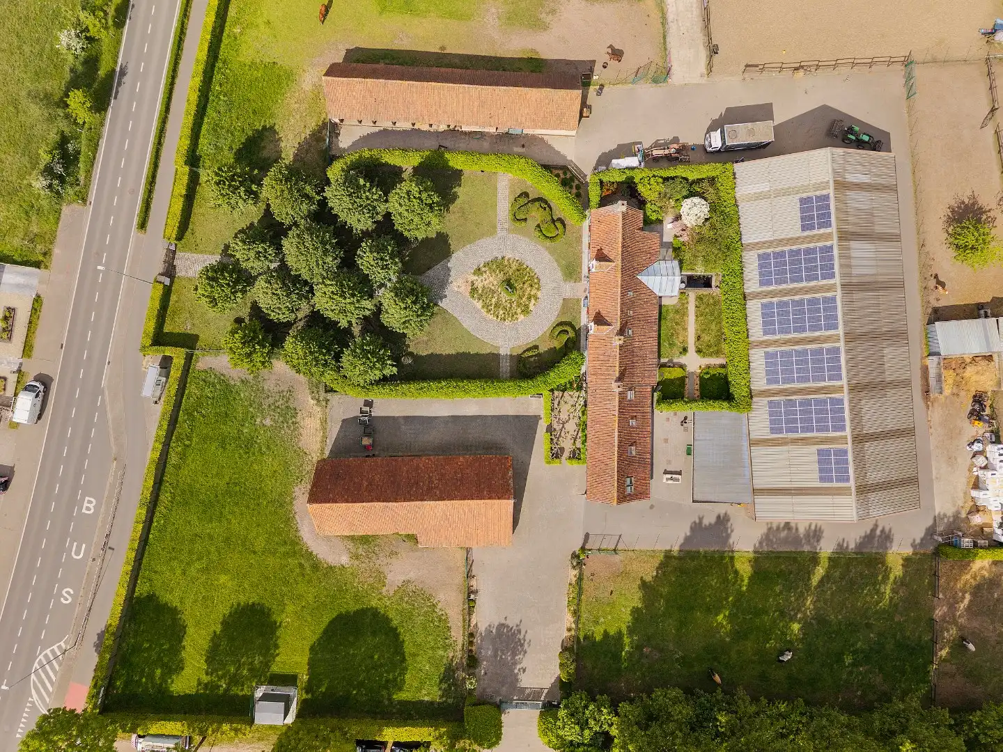 Uitzonderlijke hoeve met binnenpiste en paardenstallen op 1,88 hectare foto {{pictureIndex}}