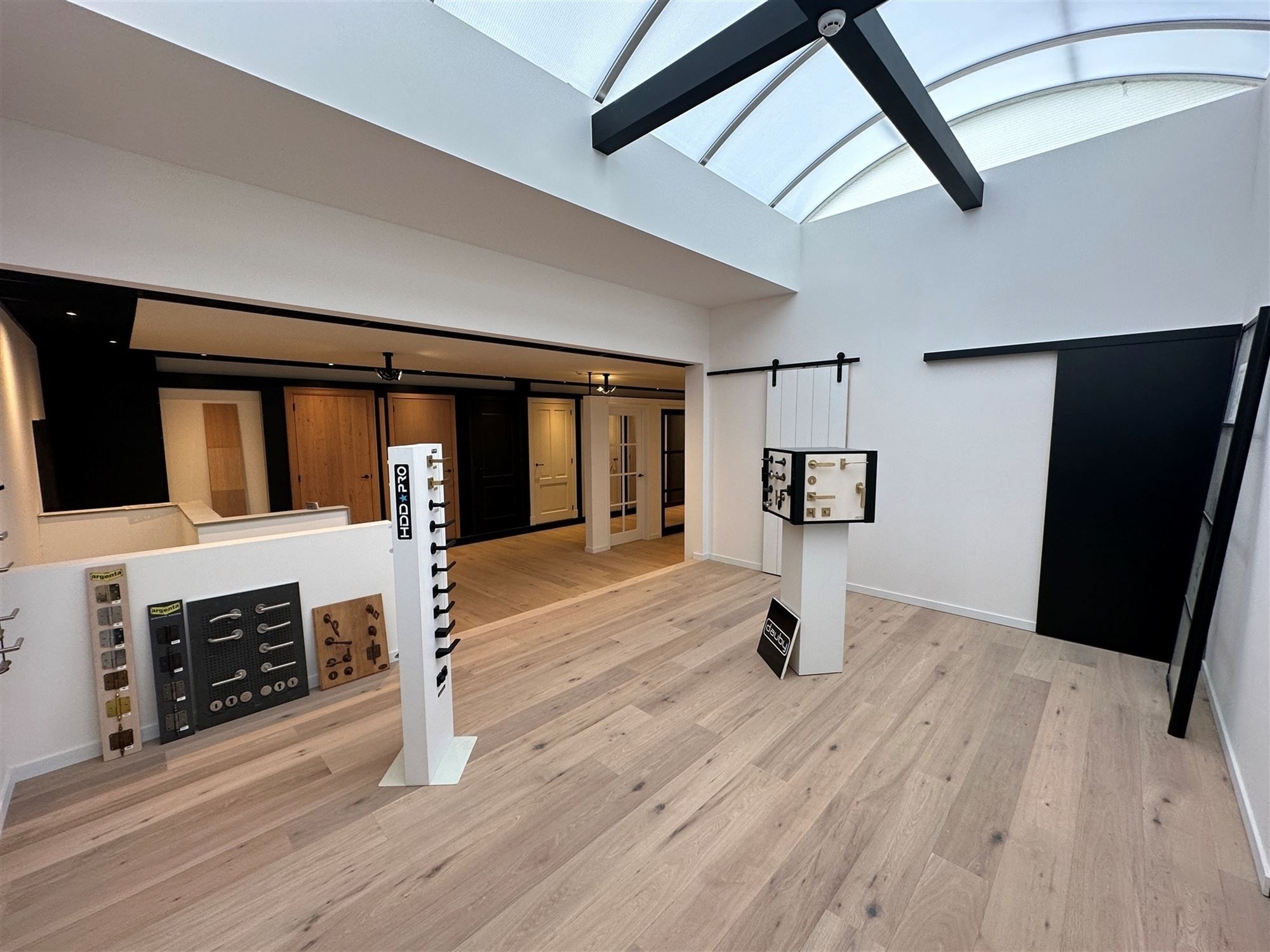 KMO-unit met kantoorruimte en toonzaal foto 25