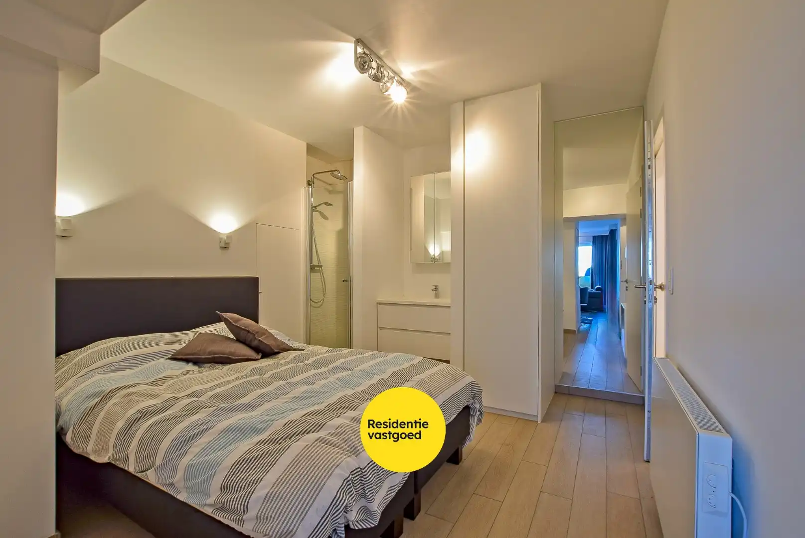 Prachtig afgewerkt appartement (45m²) met frontaal zeezicht op de zeedijk van Nieuwpoort!  foto 5