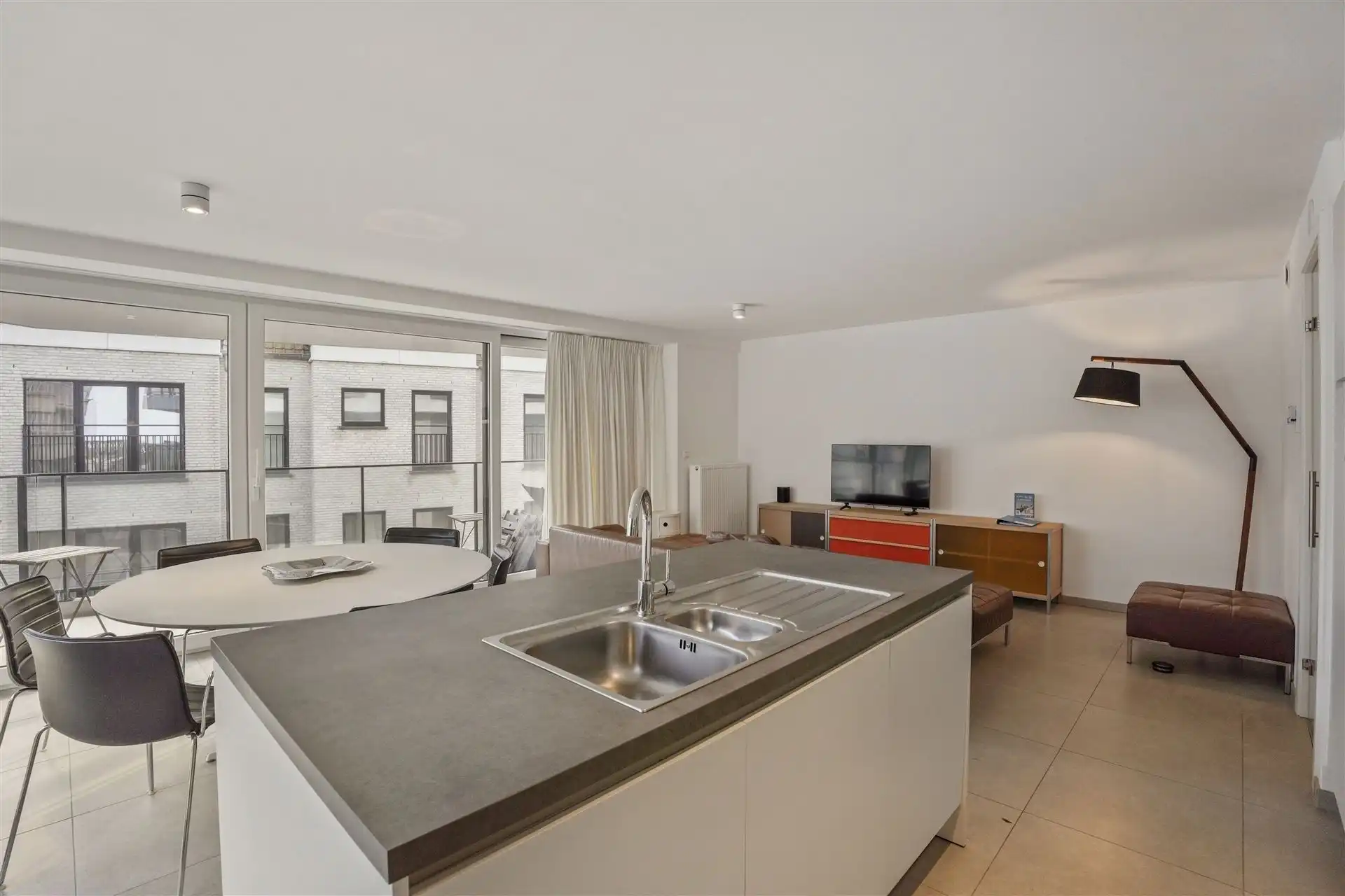 INSTAPKLAAR / RECENT GEBOUW  foto 9