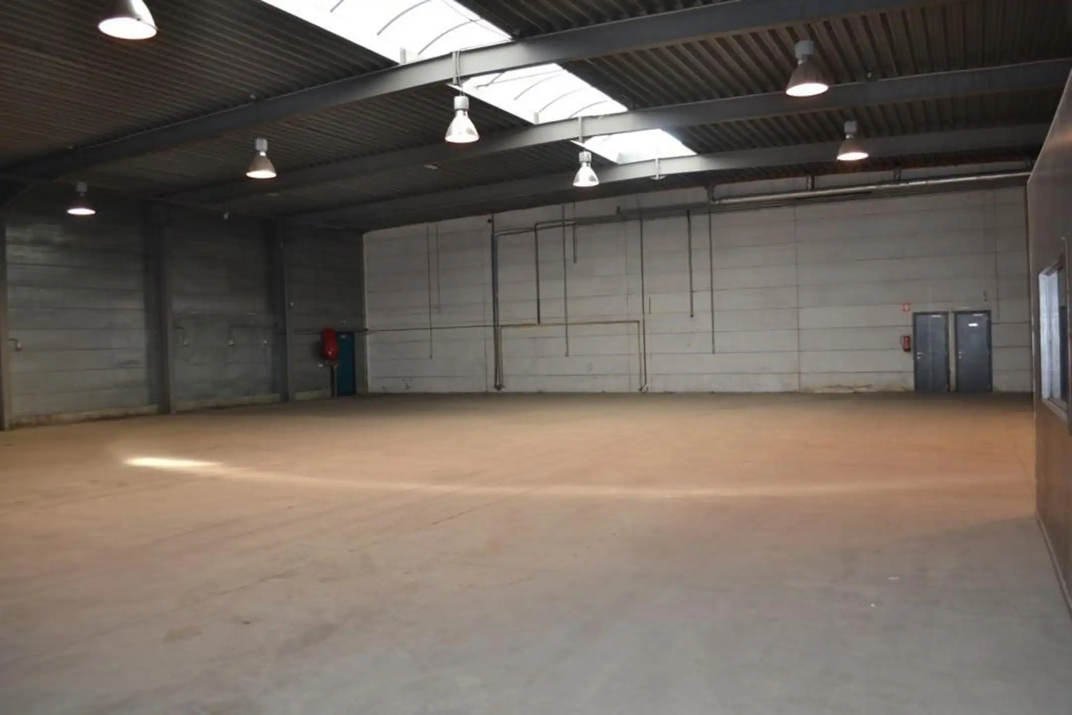 TE HUUR Magazijnruimte met kantoor in Verrebroek foto 3