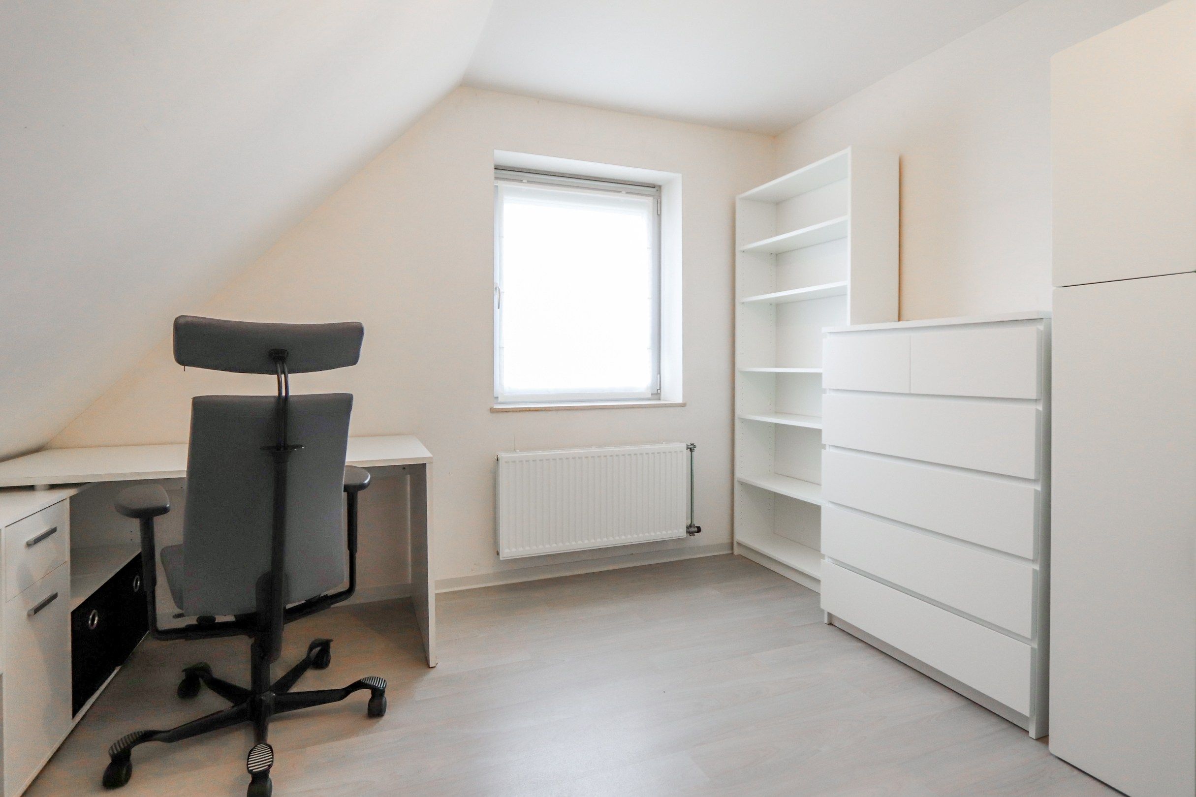 RECENTE GEZINSWONING MET TUIN EN GARAGE foto 15