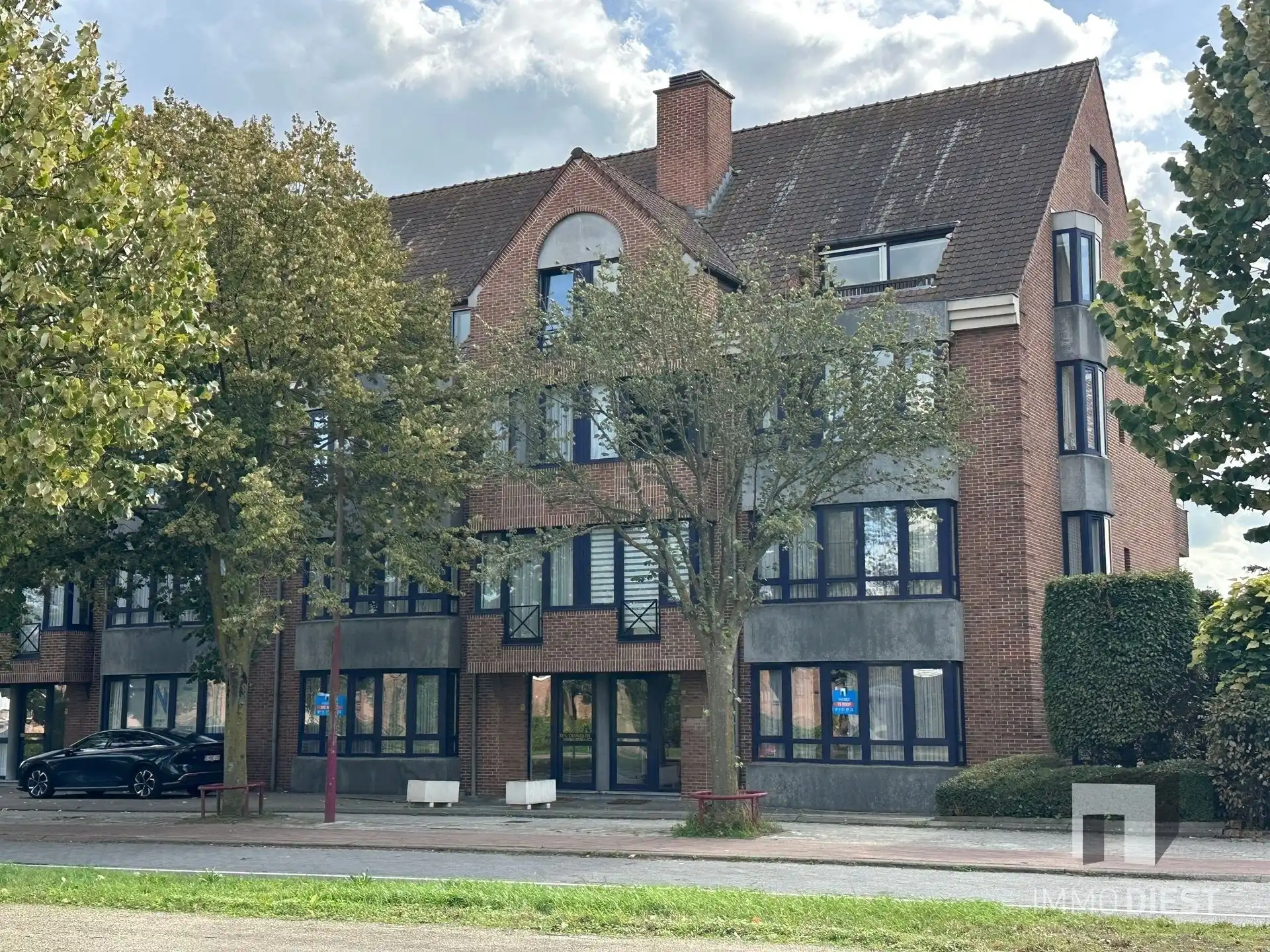 Kantoor met aparte studio, parking en 2 kelders foto 33