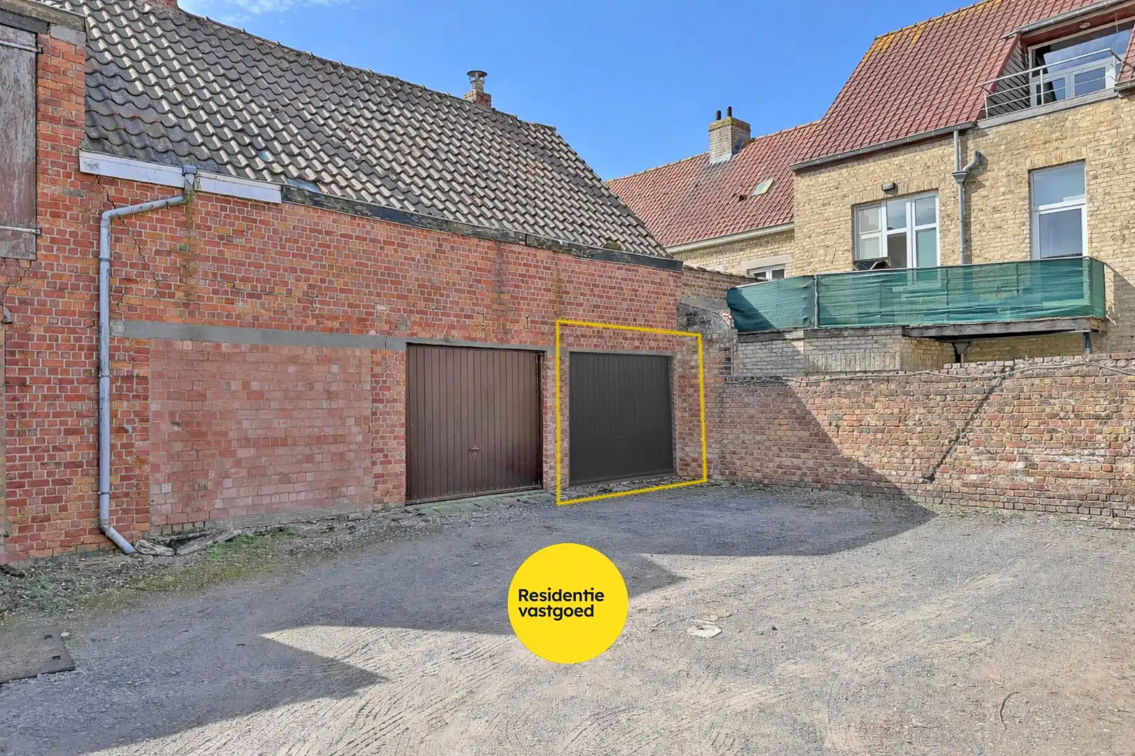 Afgesloten garage in centrum Diksmuide! foto {{pictureIndex}}