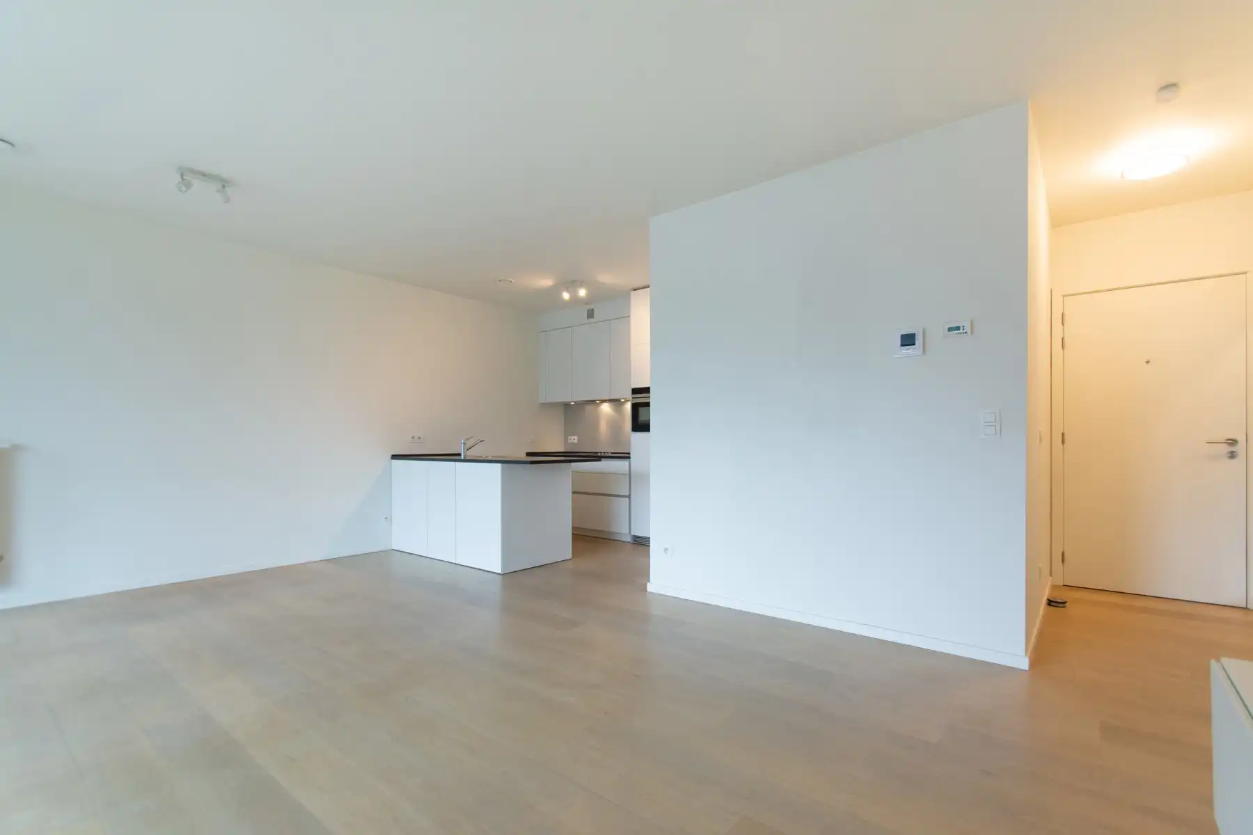 Ongemeubeld 1k appartement met prachtig terrras foto 2