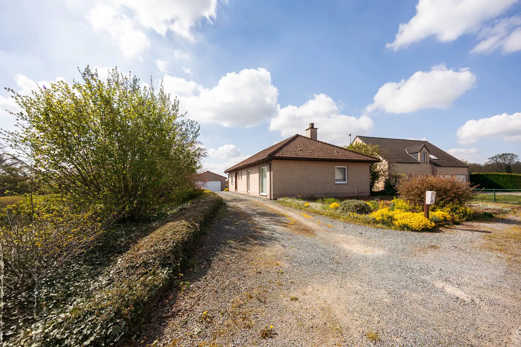 Gelijkvloerse open bebouwing met onderhoudsvriendelijke tuin foto 2