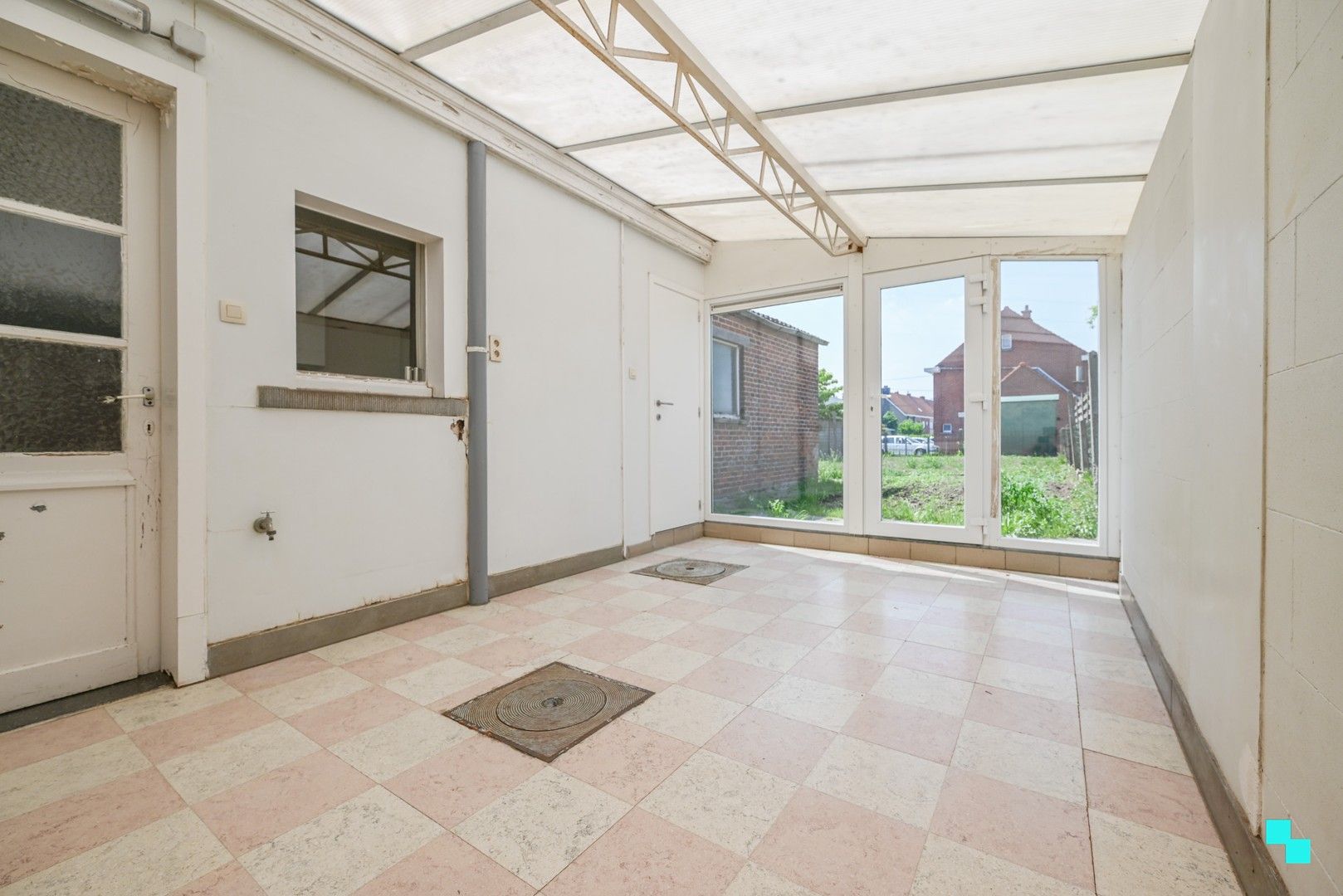 Eéngezinswoning met garage en achteruitweg in het hartje van Sint-Eloois-Winkel foto 12