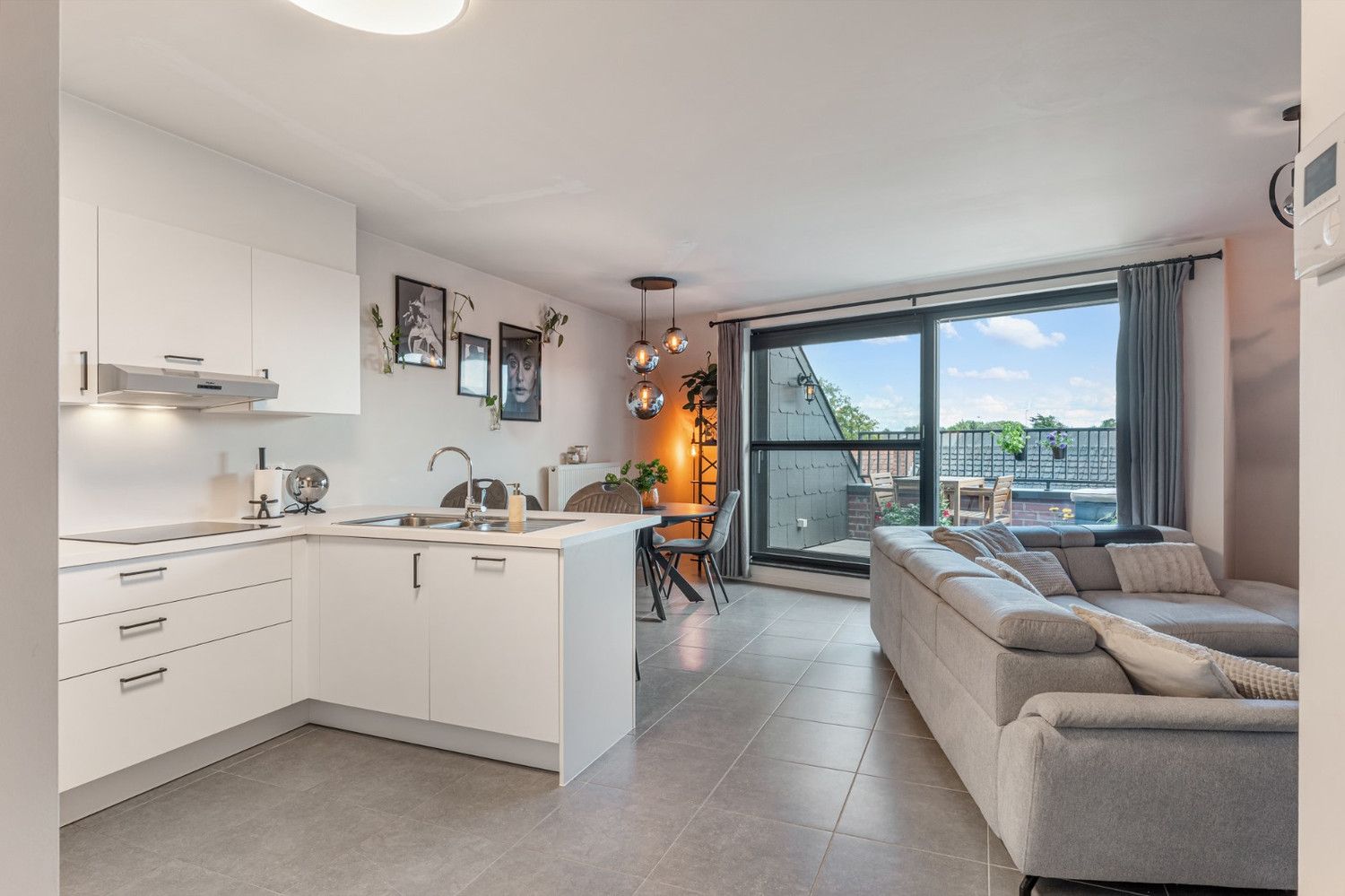 Modern en licht Duplexappartement met 3 slk berging en autostpl foto 3