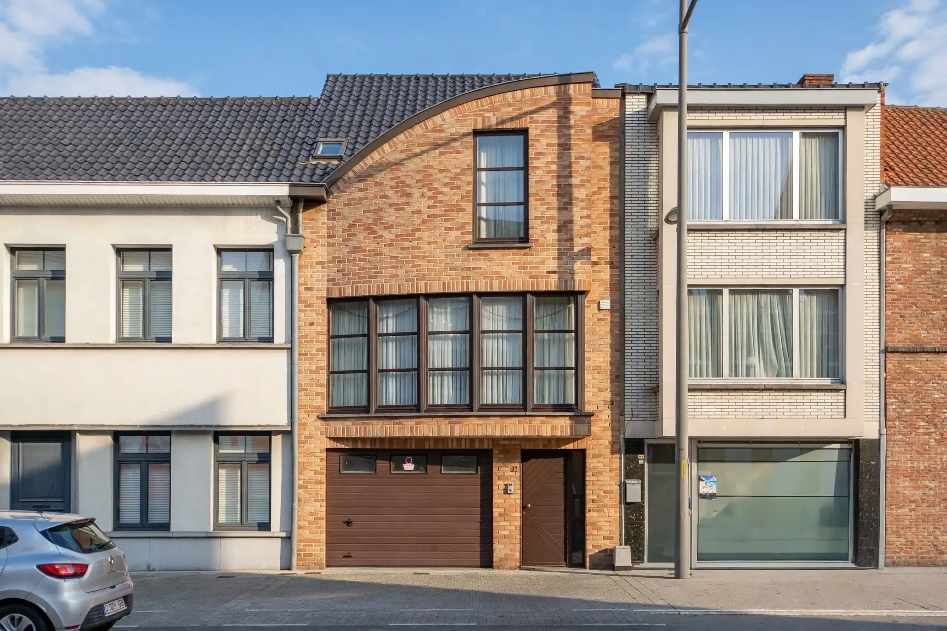 Instapklare bel-etagewoning met 2 slaapkamers en een ruime garage in het centrum van Sint-Gillis-Waas foto {{pictureIndex}}