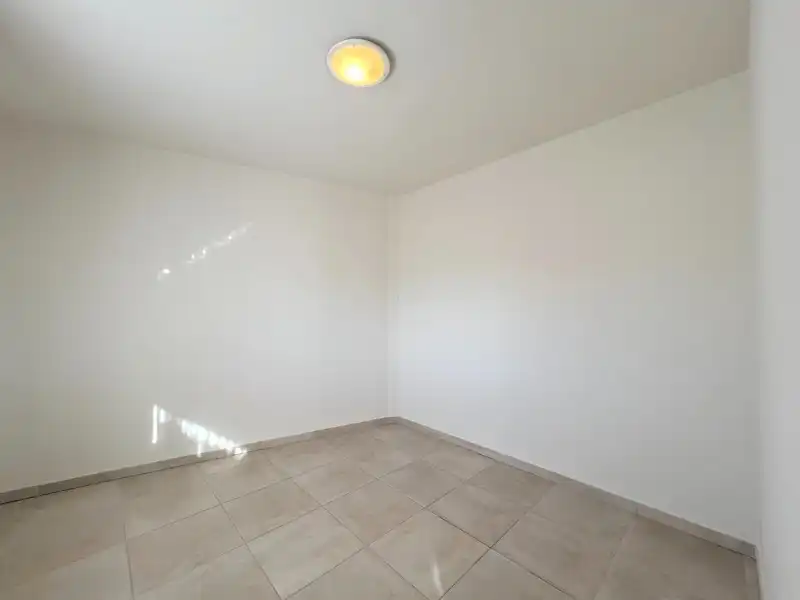 APPARTEMENT MET AUTOSTAANPLAATS te TORHOUT foto 9