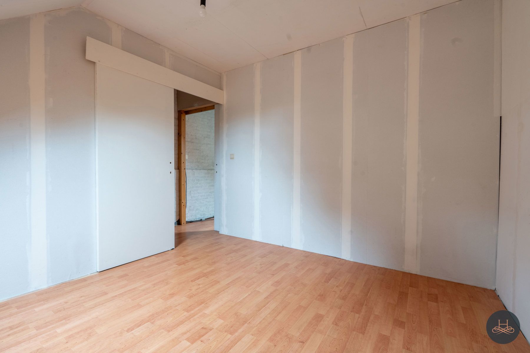 Achterliggende gezinswoning op rustgevend perceel foto 16