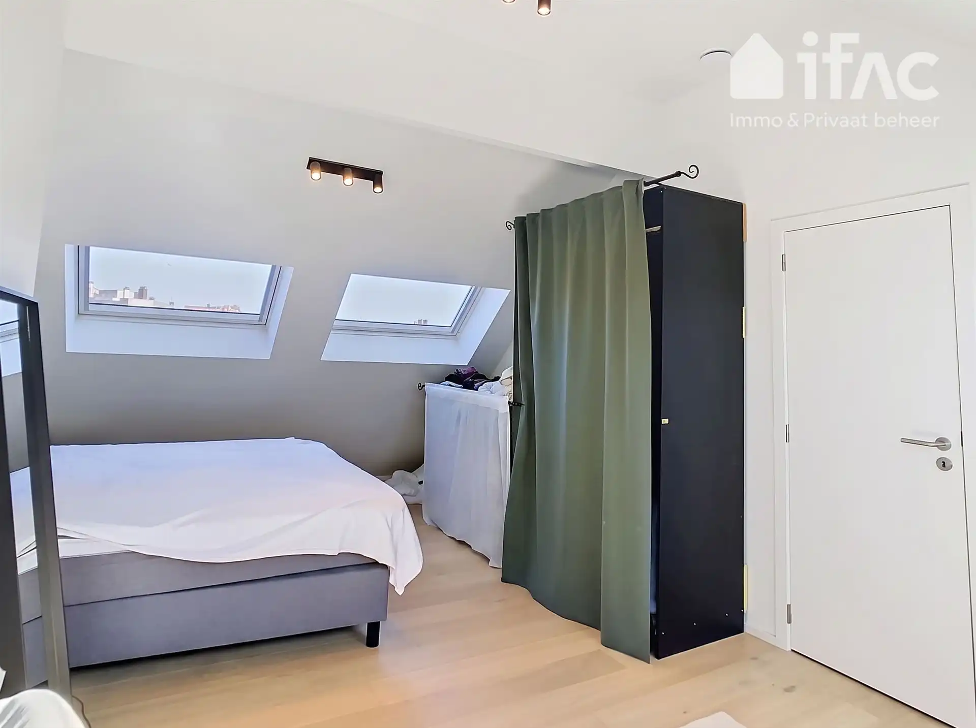 Prachtig afgewerkt duplex appartement met garage foto 18