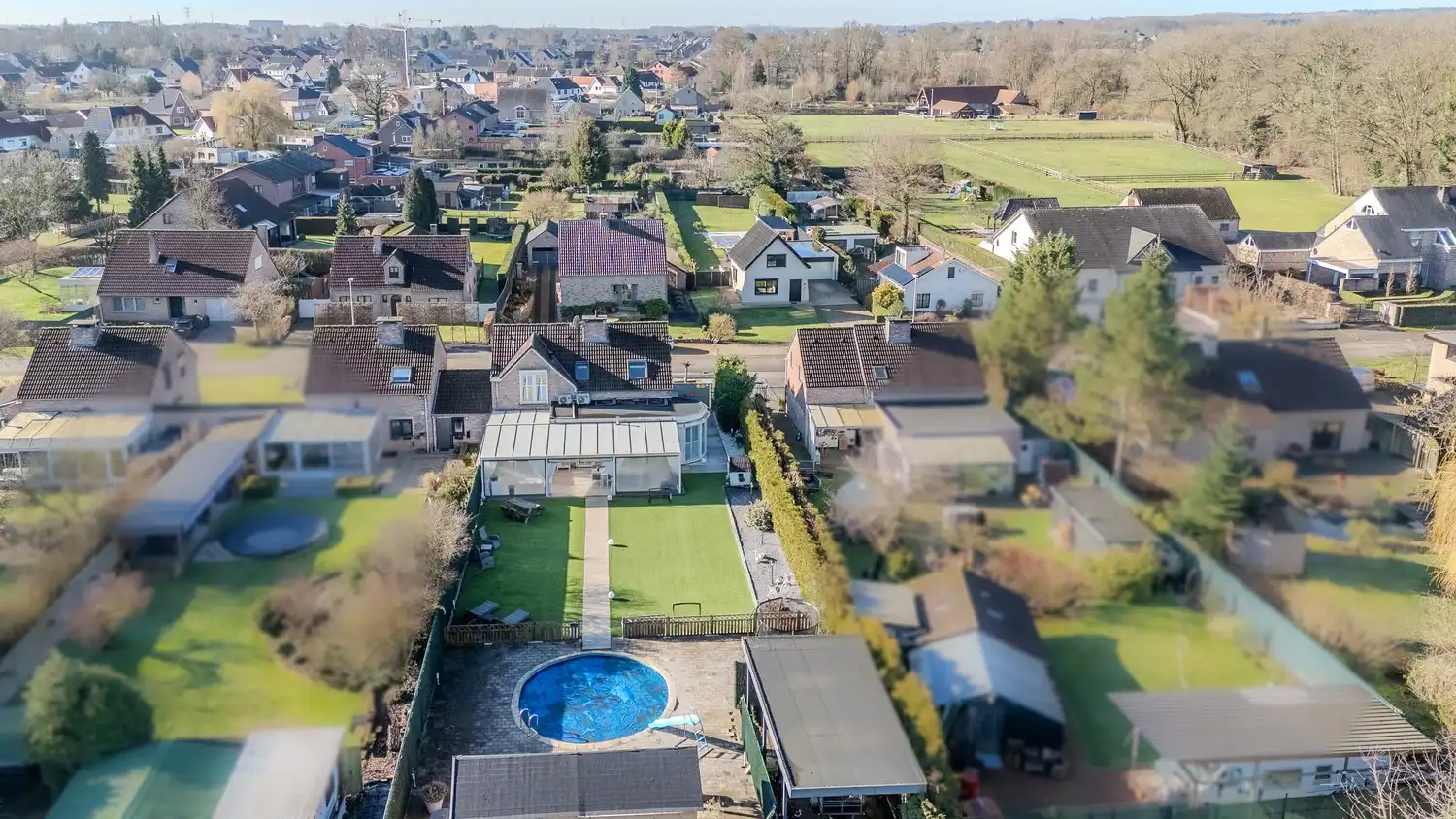 Stijlvolle, instapklare woning met vier slaapkamers, twee badkamers en verwarmd zwembad te koop in Lanaken foto 45