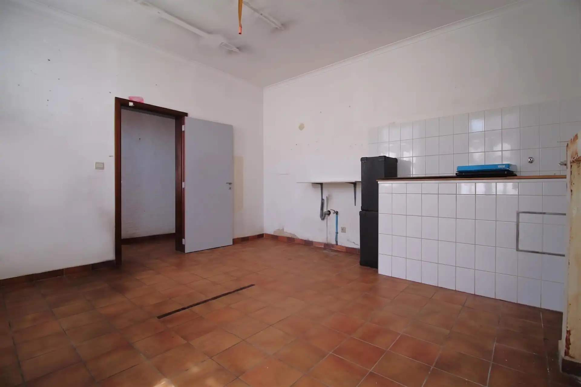Ruim te renoveren handelspand met woning foto 19