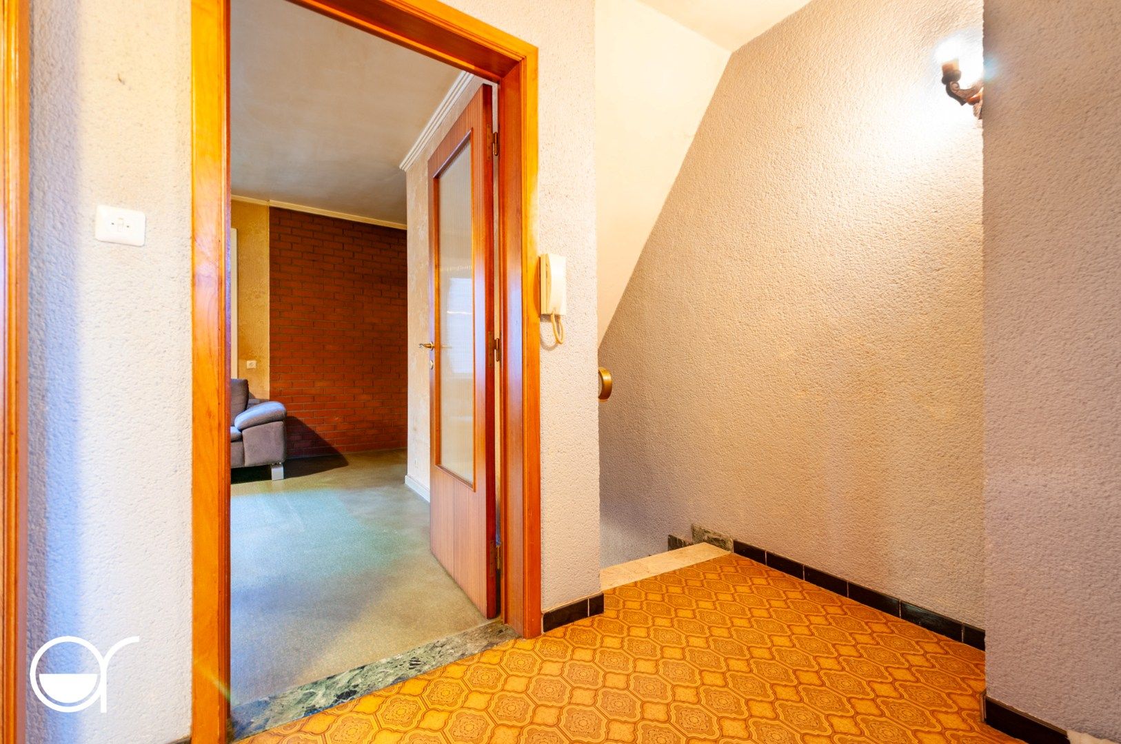 Op te frissen halfopen bebouwing met 5 garages in Mariakerke foto 8