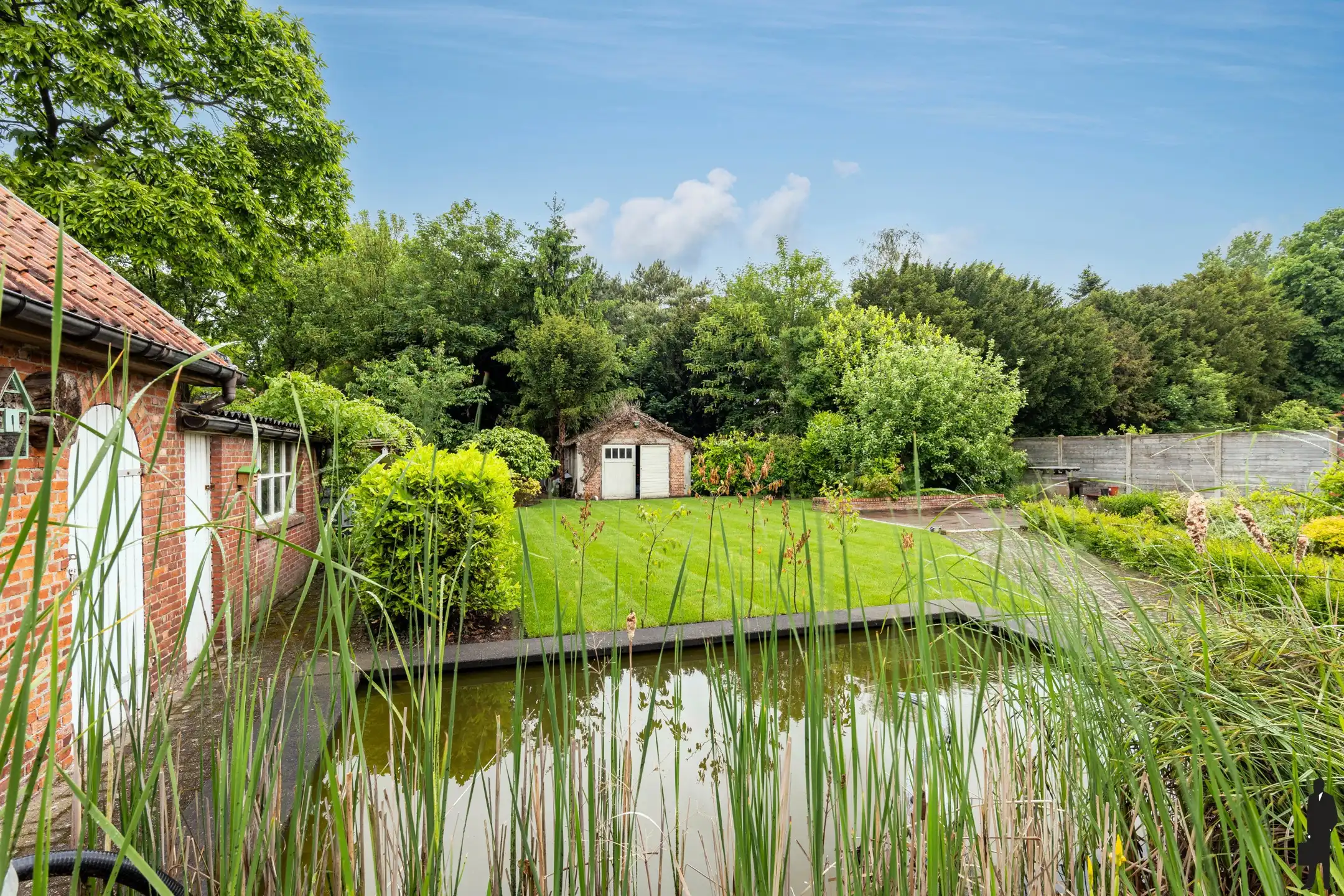 Charmante, zeer ruime, gerenoveerde ingenieursvilla in groen foto 27