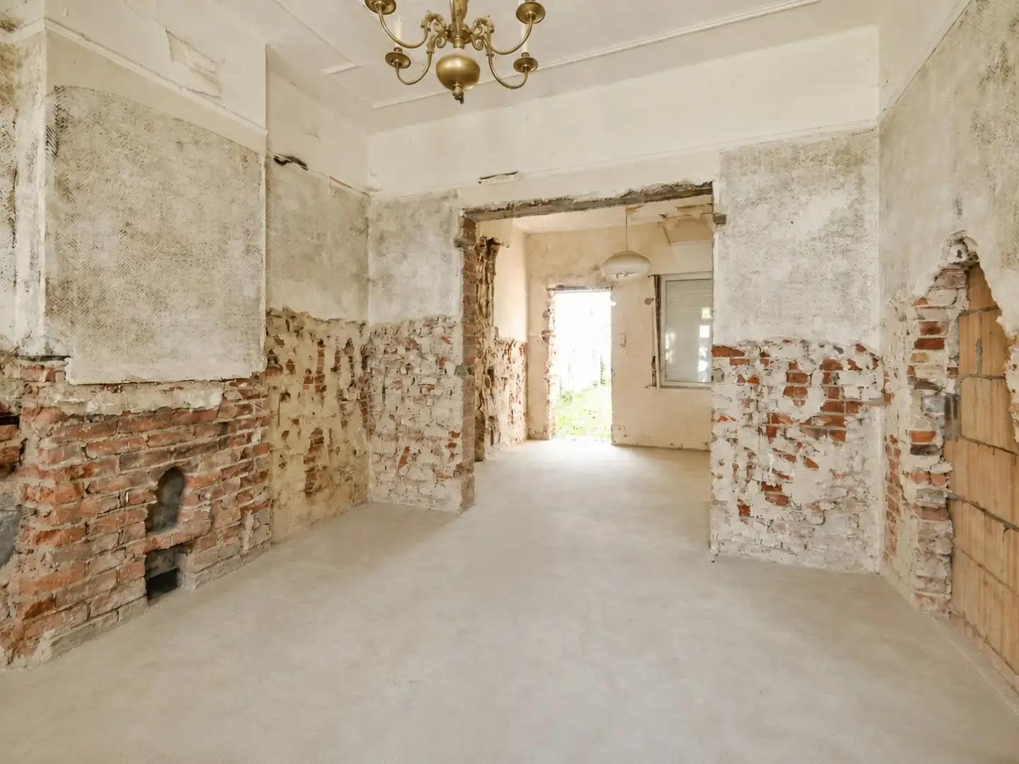 Woning met renovatiepotentieel in het hart van Ruddervoorde! foto 4
